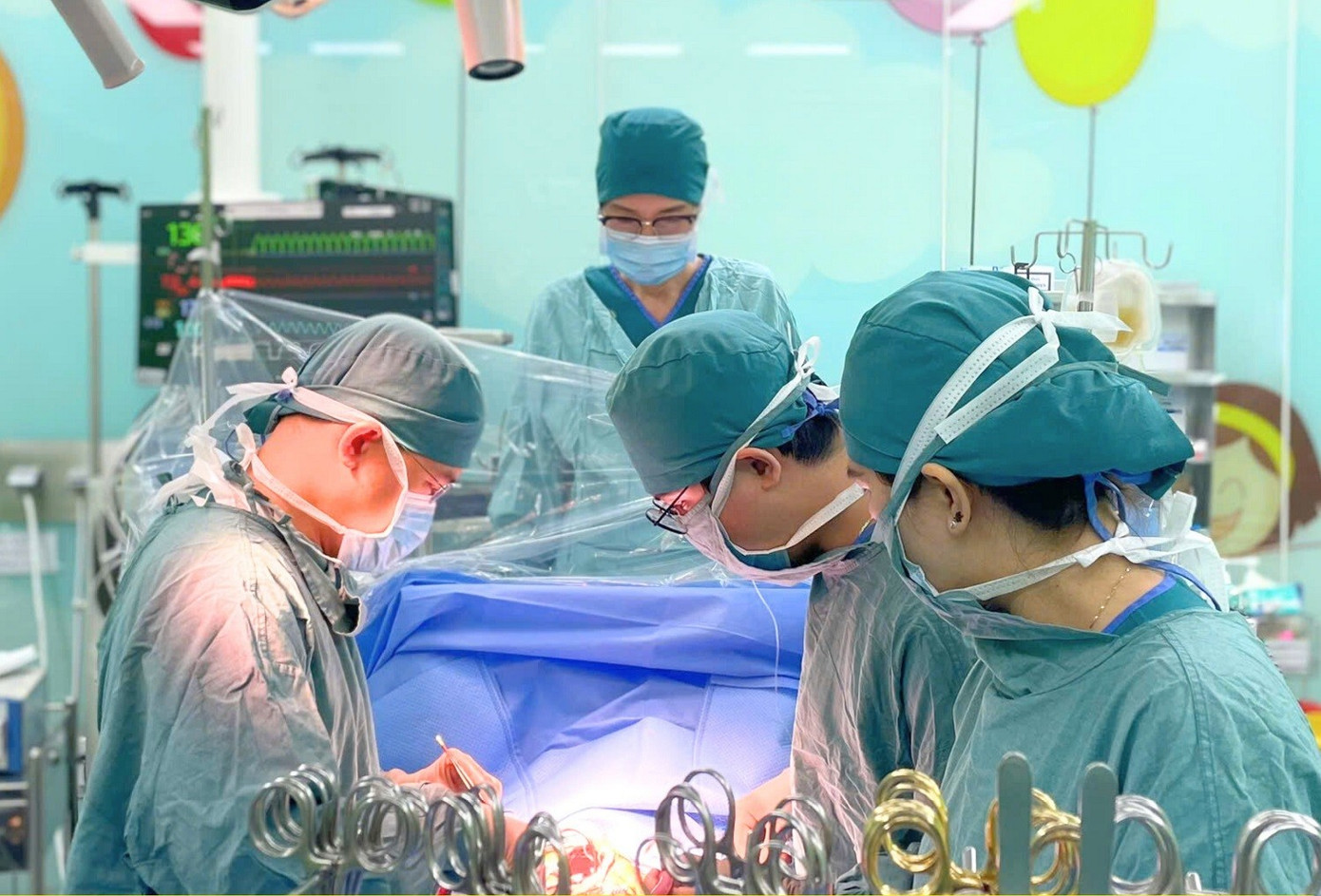 Đại phẫu &lsquo;2 trong 1&rsquo; cứu bệnh nhi mắc bệnh l&yacute; k&eacute;p hiếm gặp- Ảnh 1.