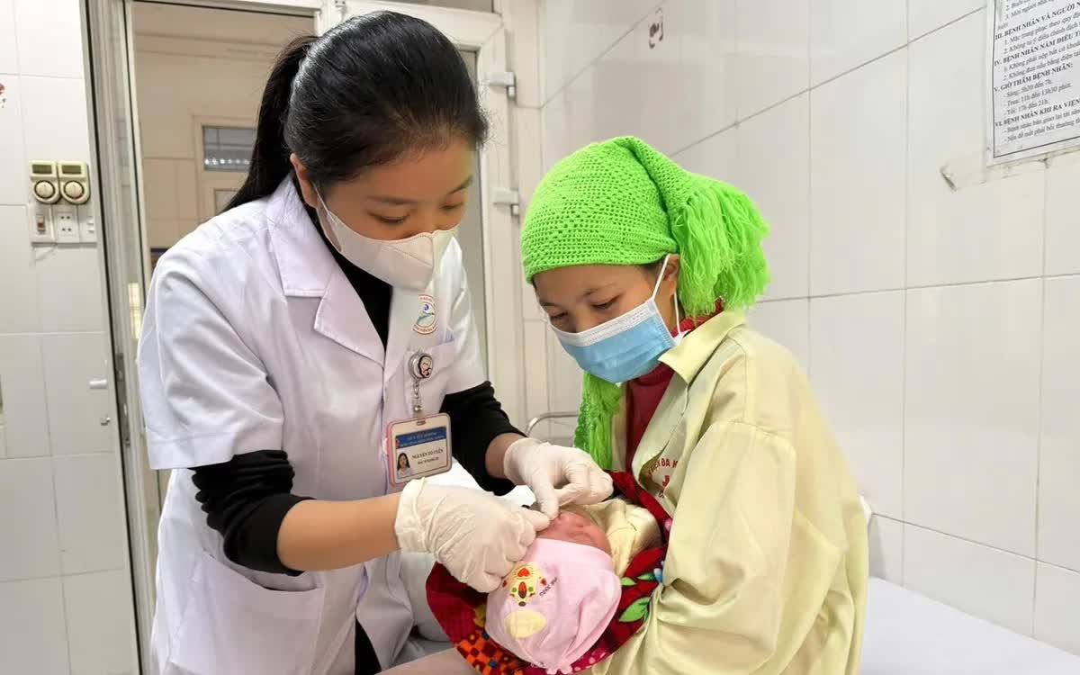 Cảnh b&aacute;o nhỏ sữa mẹ, chanh v&agrave;o mắt trẻ sơ sinh- Ảnh 1.