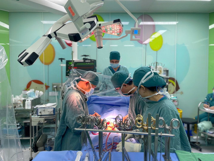 Ca mổ kịch t&iacute;nh cứu b&eacute; 5 tuổi hẹp kh&iacute; quản k&egrave;m bệnh tim bẩm sinh hiếm gặp- Ảnh 1.