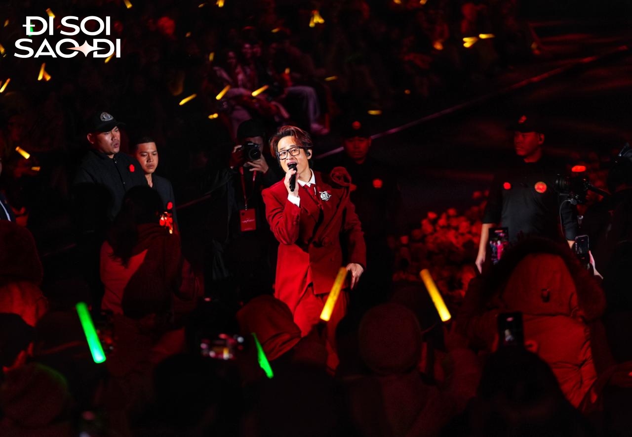 Khoảnh khắc H&agrave; Anh Tuấn quỳ gục tr&ecirc;n s&acirc;n khấu- Ảnh 1.