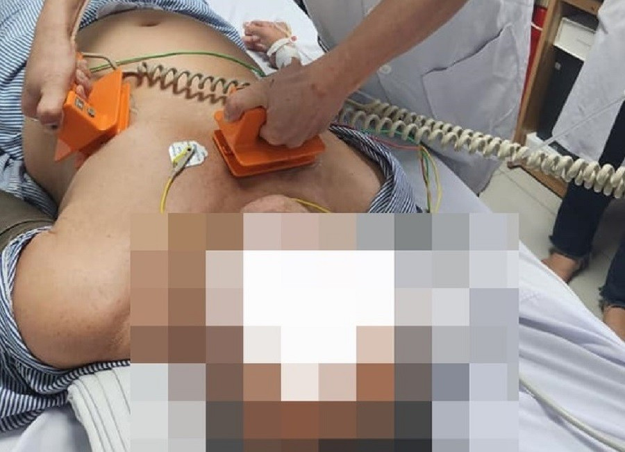 Nam thanh ni&ecirc;n gục tr&ecirc;n b&agrave;n, ngưng tim v&igrave; mối nguy tiềm ẩn trong mọi gia đ&igrave;nh- Ảnh 1.