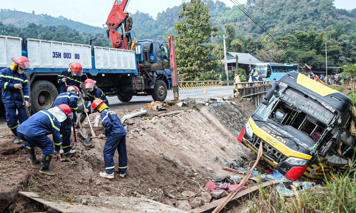 Vụ lật xe kh&aacute;ch l&agrave;m 3 người chết ở Sơn La: Tạm giữ khẩn cấp t&agrave;i xế- Ảnh 2.