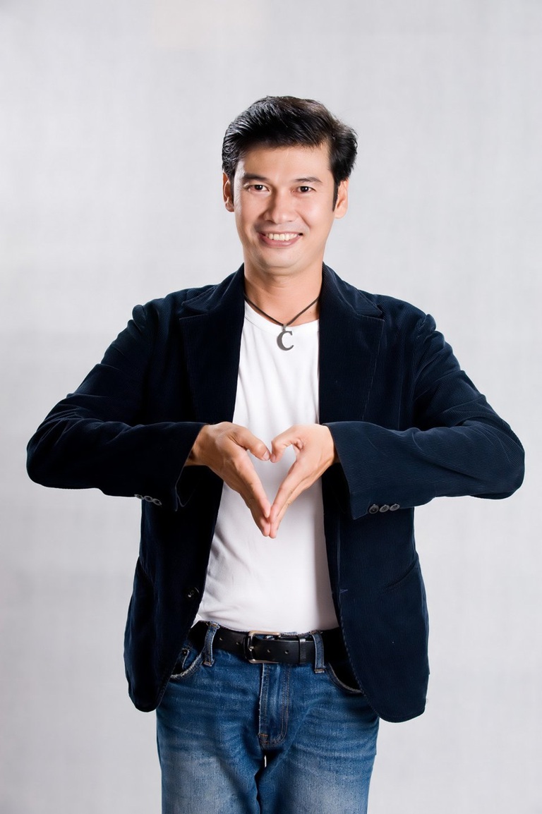 Nam diễn vi&ecirc;n y&ecirc;u thầm Việt Hương, cưới vợ k&eacute;m 26 tuổi, 52 tuổi c&oacute; con: Bỏ phố về qu&ecirc;, l&agrave;m 1 nghề mưu sinh- Ảnh 1.