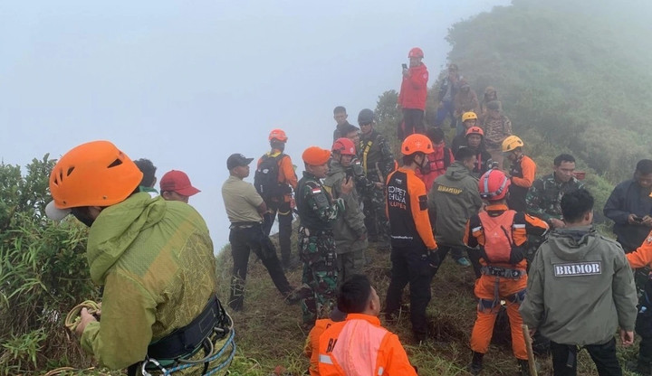 Rơi m&aacute;y bay Indonesia: T&igrave;m thấy nạn nh&acirc;n đầu ti&ecirc;n, cứu hộ v&ocirc; c&ugrave;ng kh&oacute; khăn- Ảnh 1.