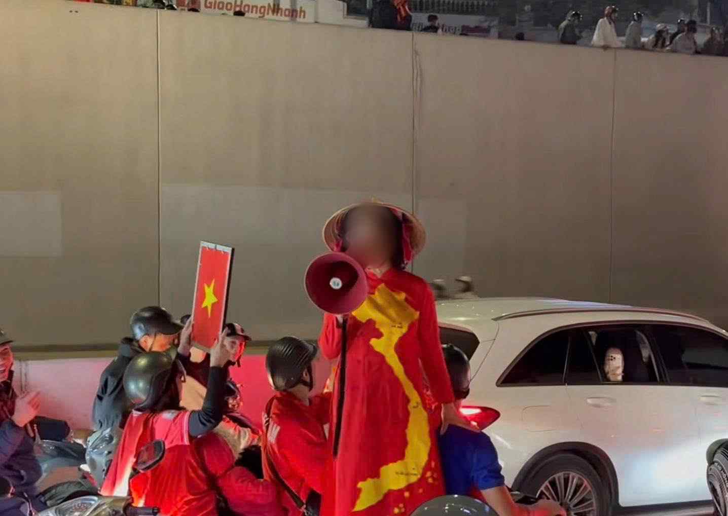 Người phụ nữ cầm loa k&iacute;ch động đua xe sau trận thắng của U23 Việt Nam khai g&igrave; tại c&ocirc;ng an phường?- Ảnh 1.