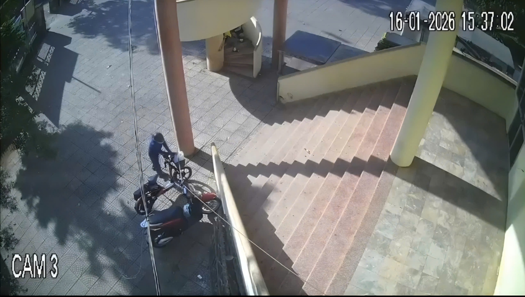 CLIP: Người phụ nữ b&aacute;o c&ocirc;ng an bị trộm 800 tờ v&eacute; số v&agrave; thẻ c&agrave;o tr&uacute;ng thưởng- Ảnh 1.