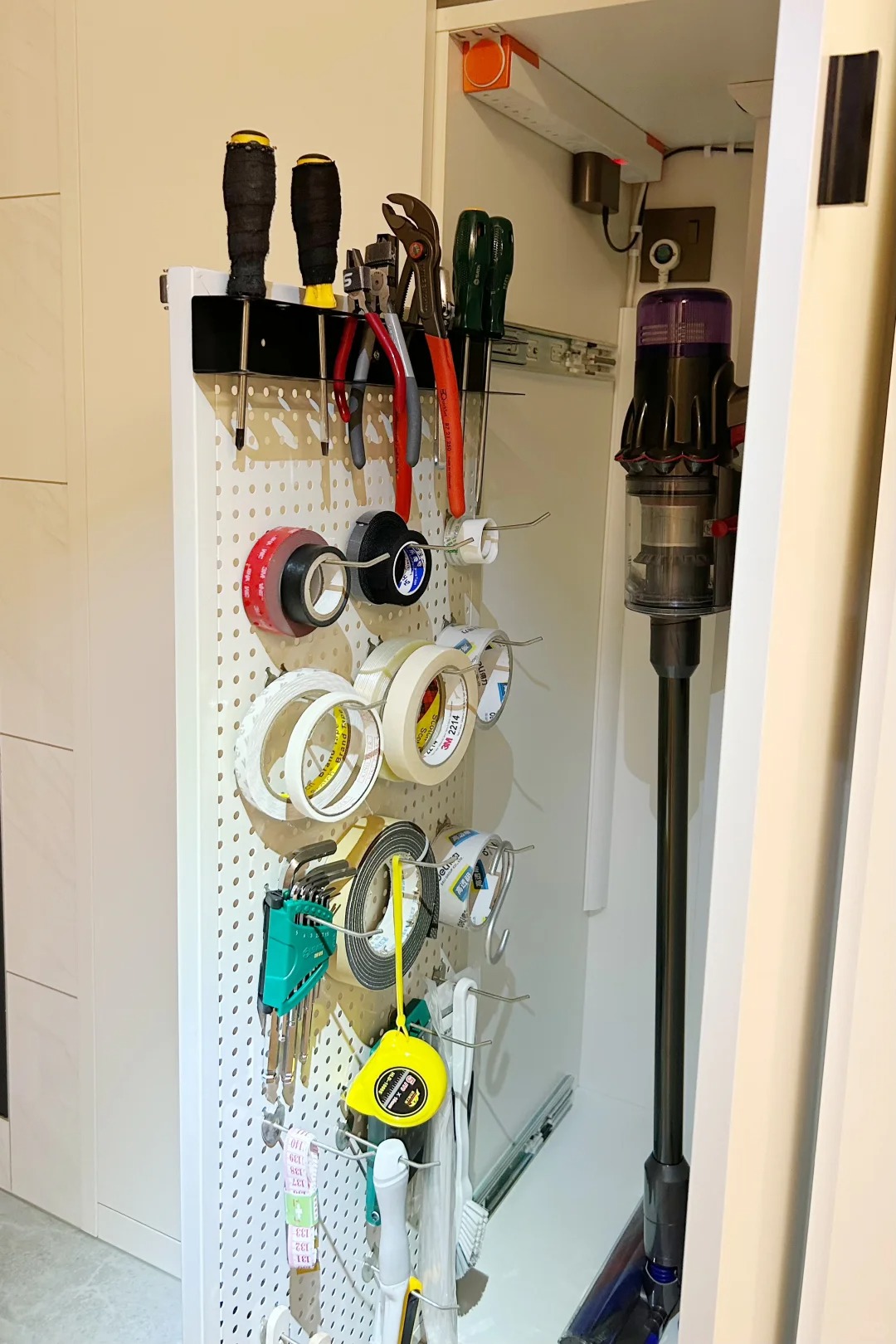 Tủ s&acirc;u, g&oacute;c chết, khe hẹp: Tất cả đều được &ldquo;hồi sinh&rdquo; chỉ nhờ ray trượt- Ảnh 6.