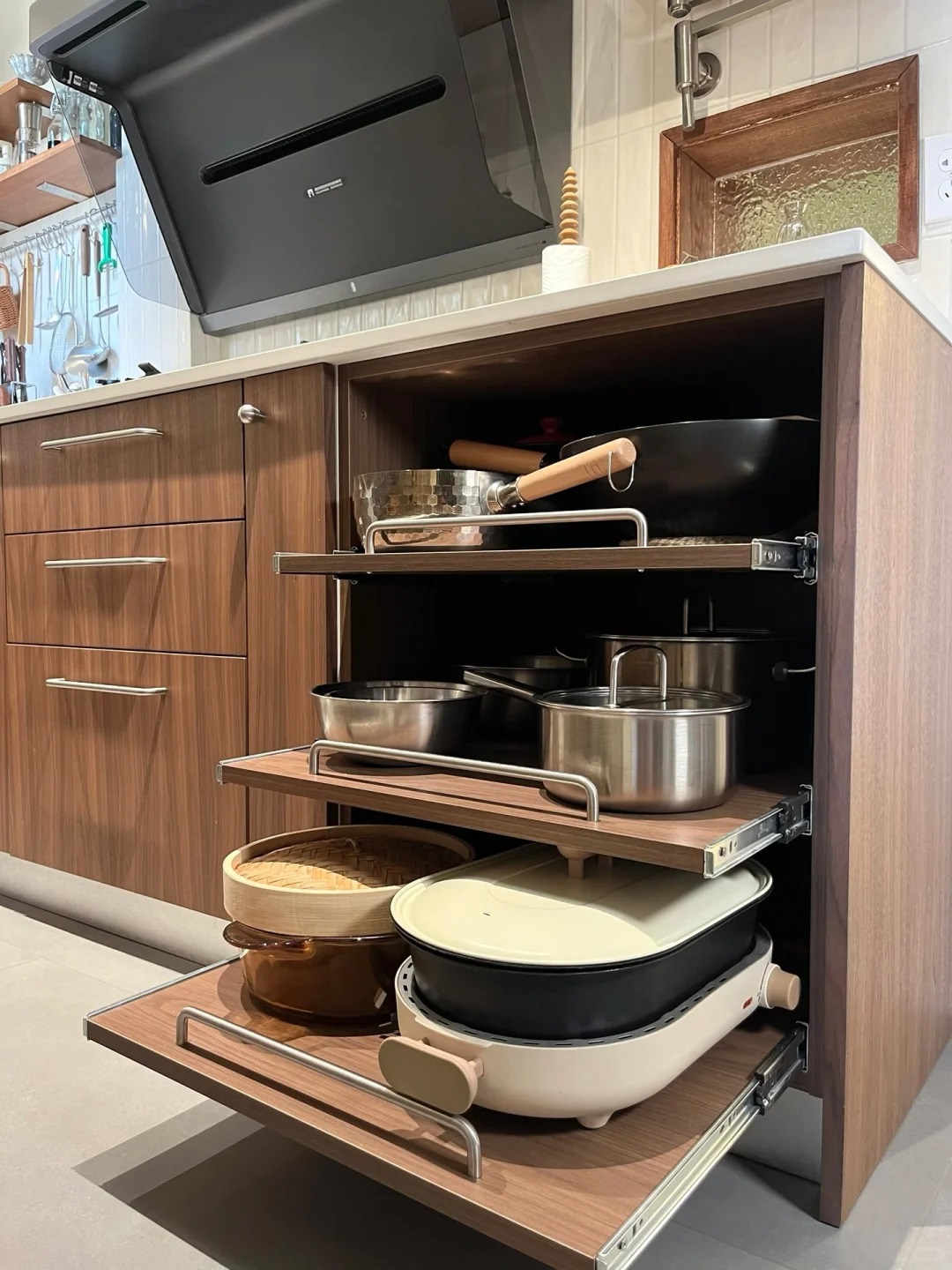 Tủ s&acirc;u, g&oacute;c chết, khe hẹp: Tất cả đều được &ldquo;hồi sinh&rdquo; chỉ nhờ ray trượt- Ảnh 4.