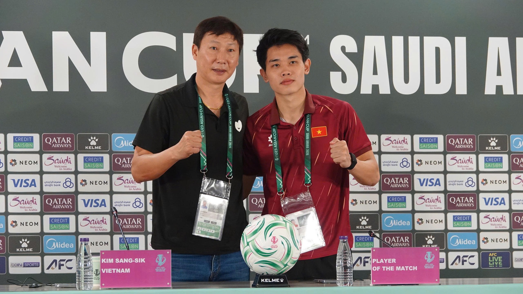 HLV Kim Sang-sik ăn s&aacute;ng với Phở k&egrave;m kim chi- Ảnh 2.