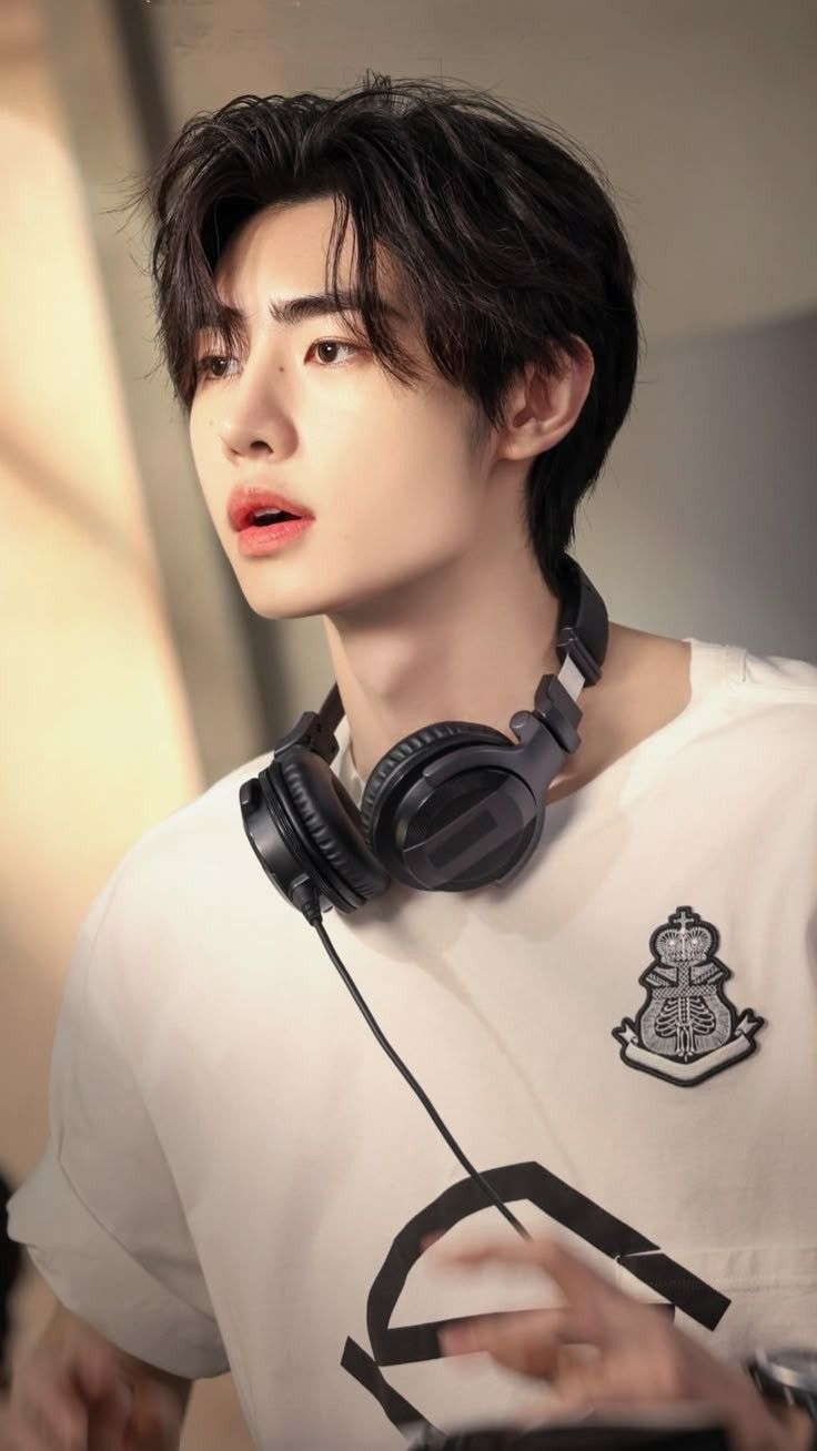 Fan cuồng rượt đuổi nam ca sĩ sợ đến xanh mặt mũi, t&aacute;c động vật l&yacute; lu&ocirc;n nh&acirc;n vi&ecirc;n nữ- Ảnh 3.