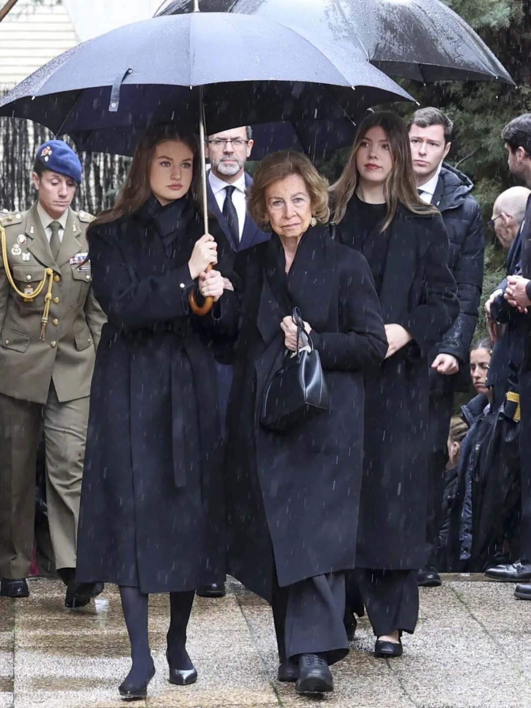 Hai n&agrave;ng c&ocirc;ng ch&uacute;a T&acirc;y Ban Nha g&acirc;y x&uacute;c động khi l&agrave;m 