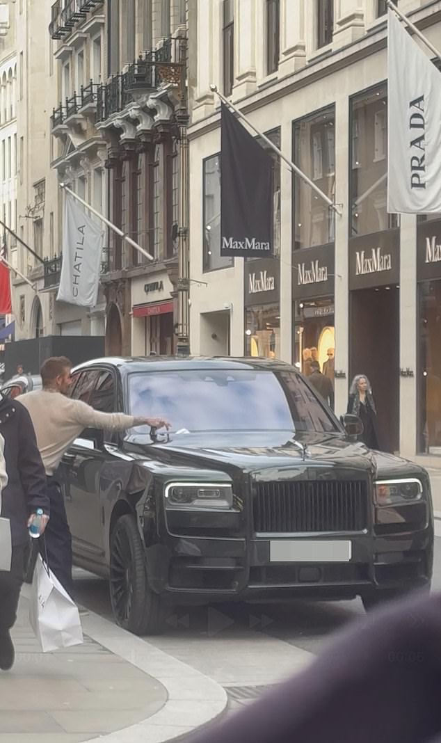 Bắt tận tay David Beckham x&eacute; bỏ giấy phạt kẹp tr&ecirc;n Rolls Royce gi&aacute; 21 tỷ khi đưa Victoria đi mua sắm- Ảnh 1.