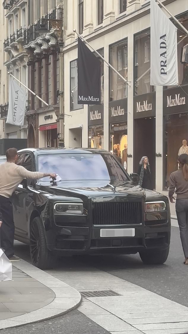 Bắt tận tay David Beckham x&eacute; bỏ giấy phạt kẹp tr&ecirc;n Rolls Royce gi&aacute; 21 tỷ khi đưa Victoria đi mua sắm- Ảnh 3.