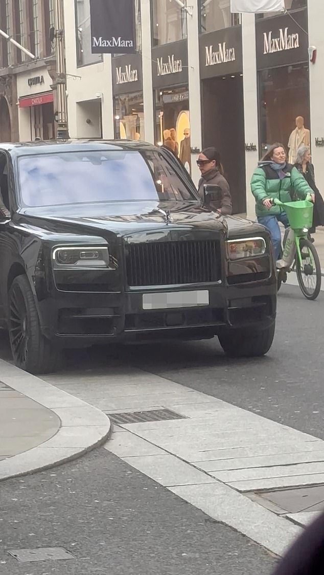 Bắt tận tay David Beckham x&eacute; bỏ giấy phạt kẹp tr&ecirc;n Rolls Royce gi&aacute; 21 tỷ khi đưa Victoria đi mua sắm- Ảnh 2.
