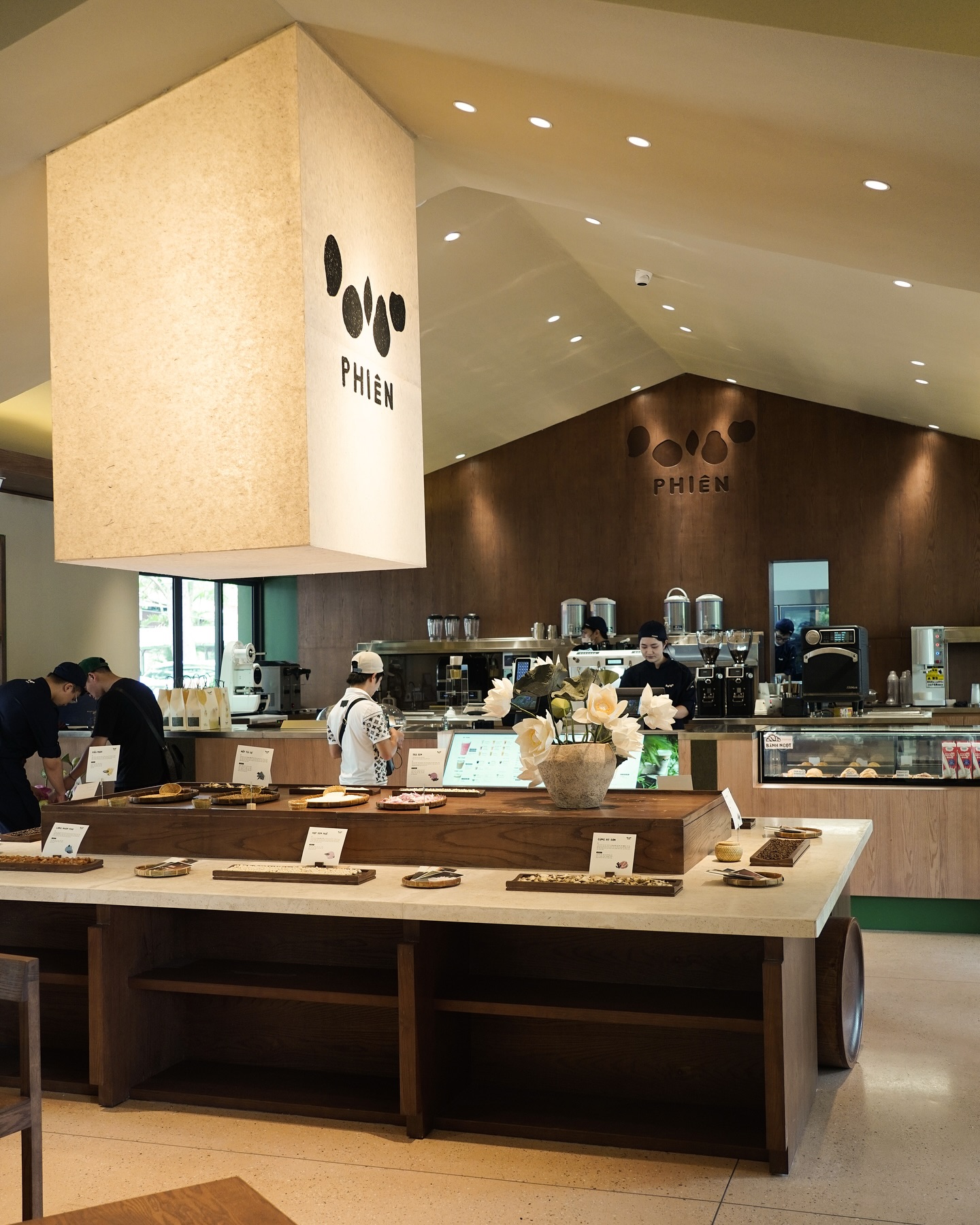 3 qu&aacute;n c&agrave; ph&ecirc; nằm gọn trong khu&ocirc;n vi&ecirc;n Bảo t&agrave;ng Hồ Ch&iacute; Minh, giới trẻ Thủ đ&ocirc; thi nhau truyền tai- Ảnh 10.