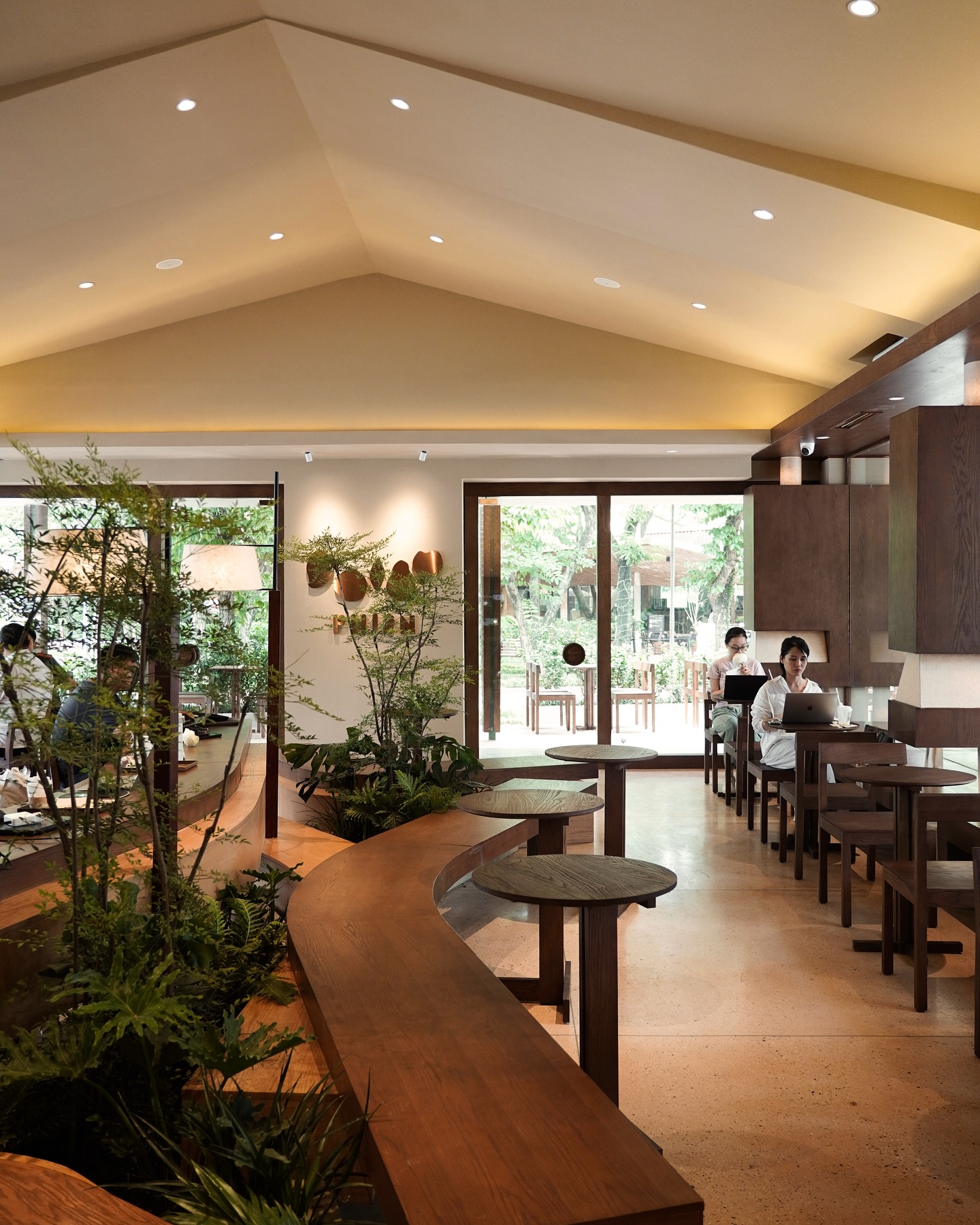 3 qu&aacute;n c&agrave; ph&ecirc; nằm gọn trong khu&ocirc;n vi&ecirc;n Bảo t&agrave;ng Hồ Ch&iacute; Minh, giới trẻ Thủ đ&ocirc; thi nhau truyền tai- Ảnh 12.