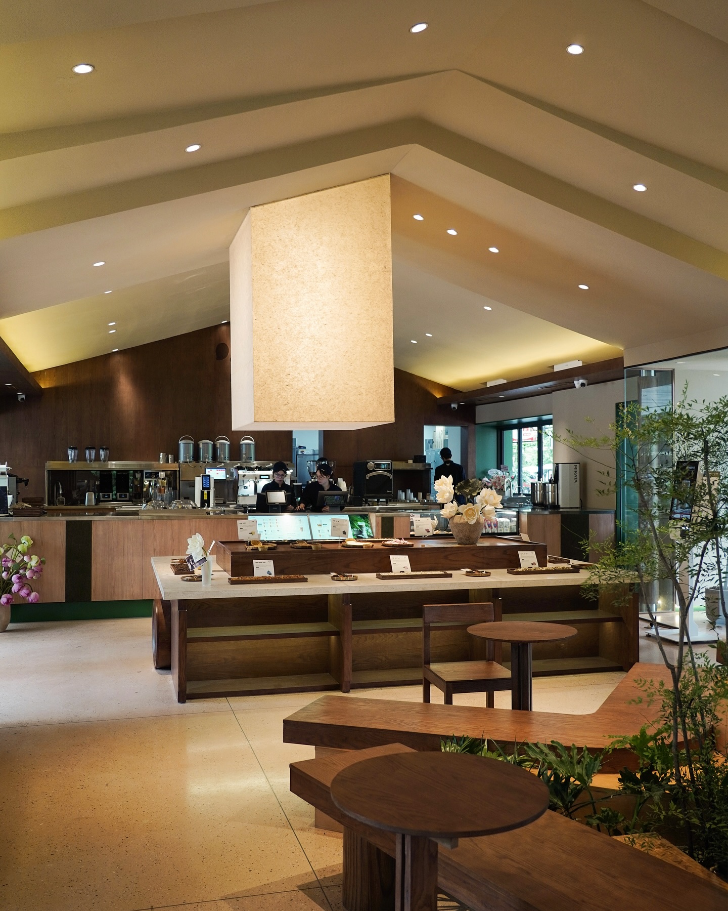 3 qu&aacute;n c&agrave; ph&ecirc; nằm gọn trong khu&ocirc;n vi&ecirc;n Bảo t&agrave;ng Hồ Ch&iacute; Minh, giới trẻ Thủ đ&ocirc; thi nhau truyền tai- Ảnh 11.