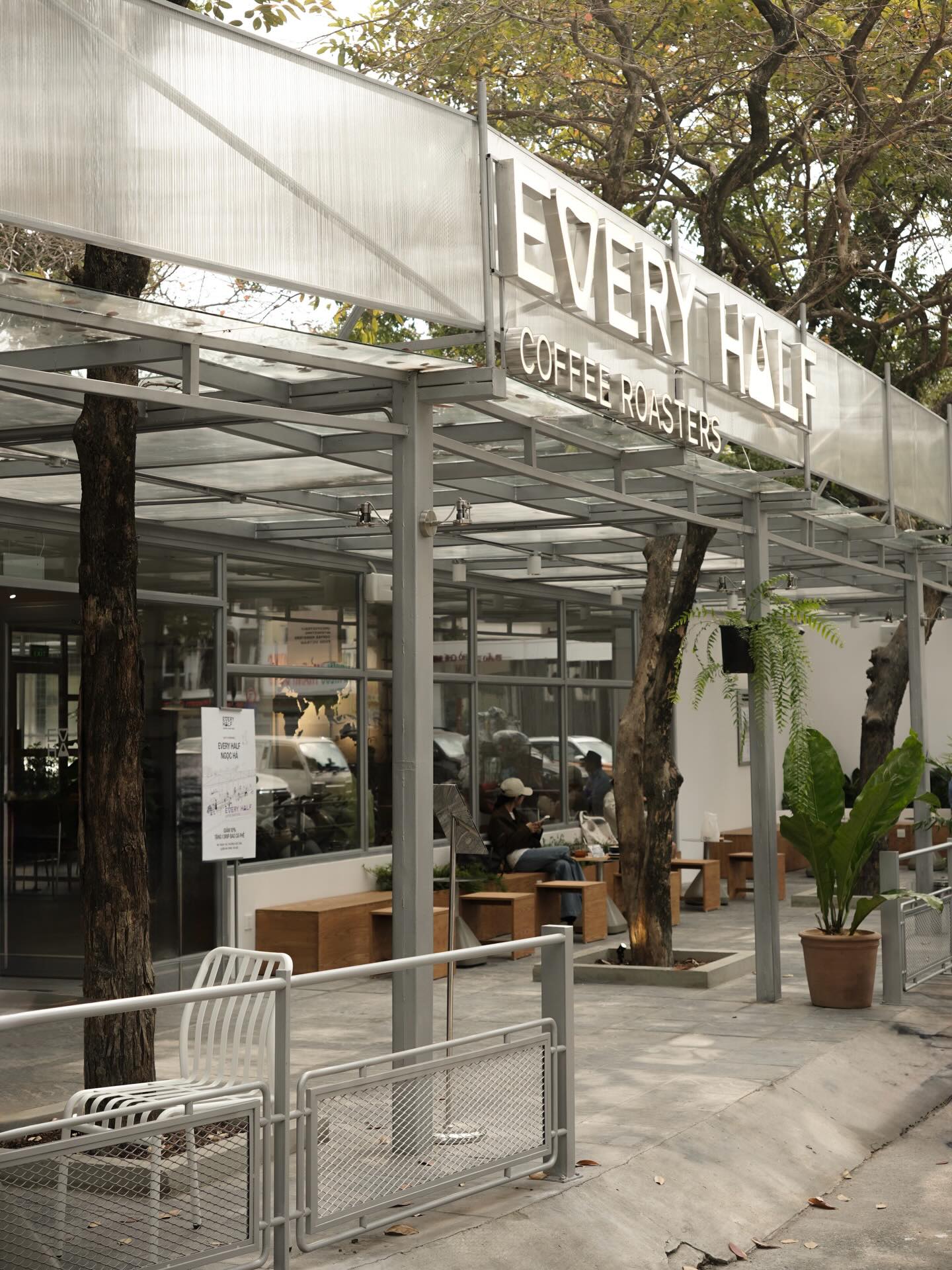 3 qu&aacute;n c&agrave; ph&ecirc; nằm gọn trong khu&ocirc;n vi&ecirc;n Bảo t&agrave;ng Hồ Ch&iacute; Minh, giới trẻ Thủ đ&ocirc; thi nhau truyền tai- Ảnh 15.