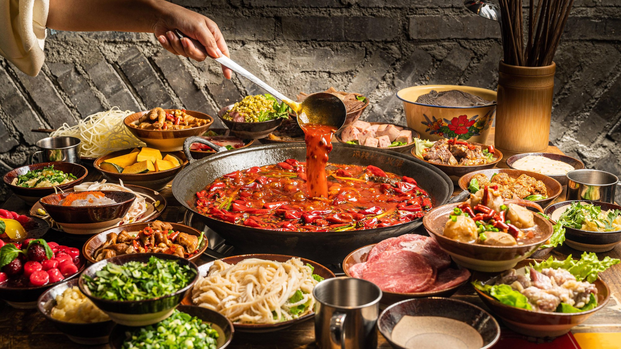 C&ocirc; g&aacute;i 26 tuổi qua đời v&igrave; đau bụng dữ dội sau bữa lẩu, thủ phạm l&agrave; th&oacute;i quen "lai rai" 6 kẻ th&ugrave; của tuyến tụy: Nhiều người Việt thường xuy&ecirc;n l&agrave;m- Ảnh 1.