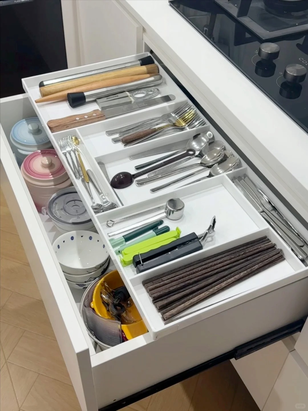 Tủ s&acirc;u, g&oacute;c chết, khe hẹp: Tất cả đều được &ldquo;hồi sinh&rdquo; chỉ nhờ ray trượt- Ảnh 2.