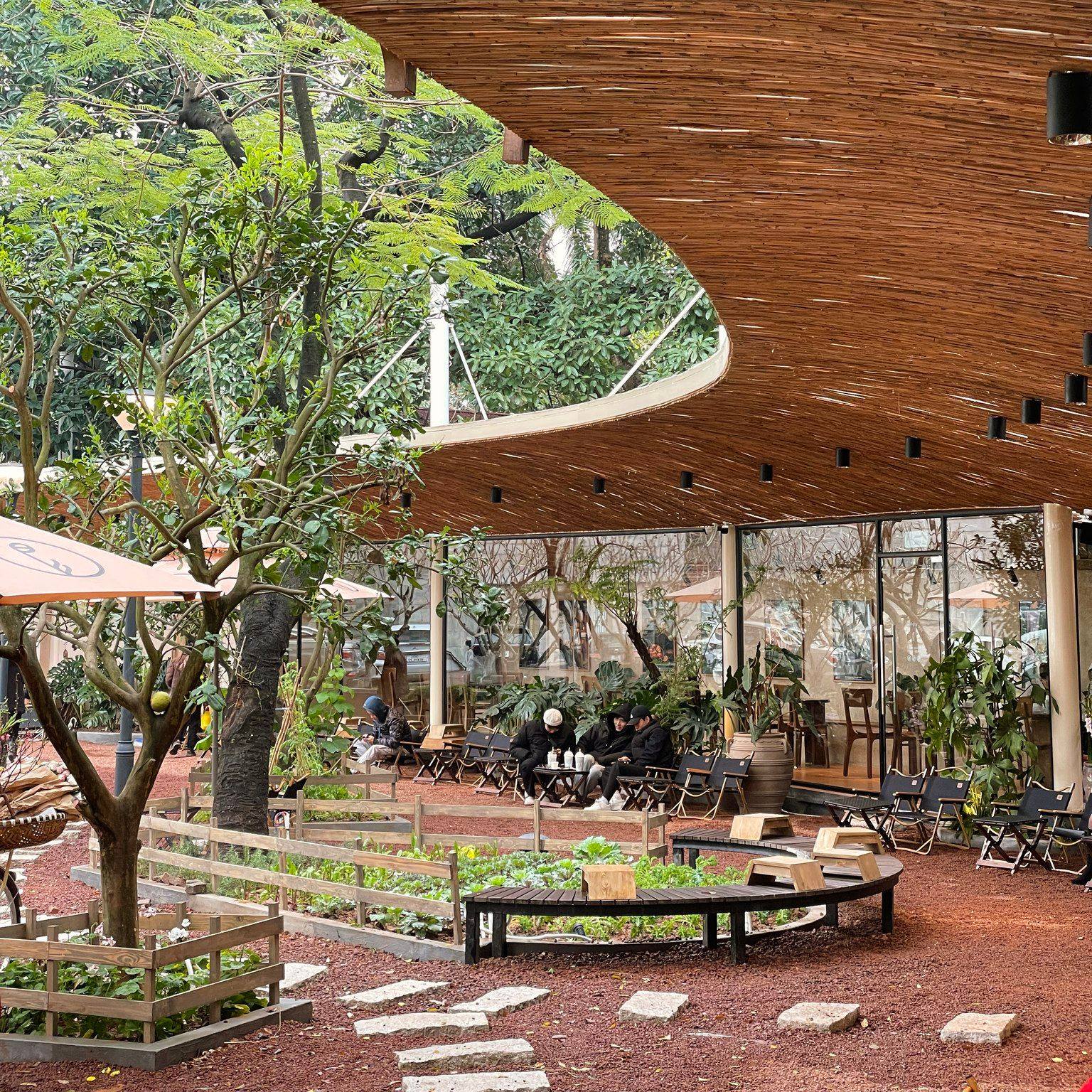 3 qu&aacute;n c&agrave; ph&ecirc; nằm gọn trong khu&ocirc;n vi&ecirc;n Bảo t&agrave;ng Hồ Ch&iacute; Minh, giới trẻ Thủ đ&ocirc; thi nhau truyền tai- Ảnh 3.