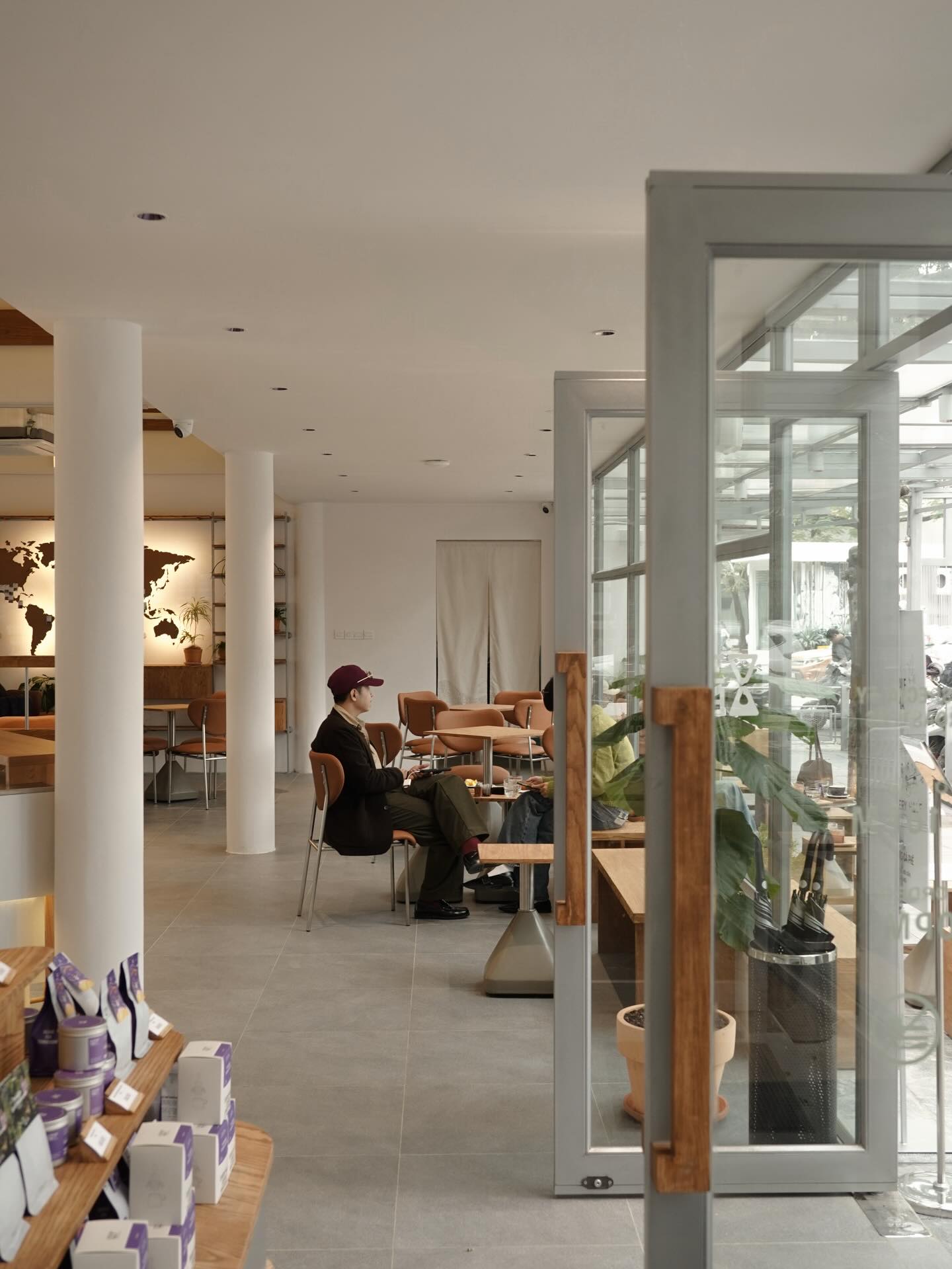 3 qu&aacute;n c&agrave; ph&ecirc; nằm gọn trong khu&ocirc;n vi&ecirc;n Bảo t&agrave;ng Hồ Ch&iacute; Minh, giới trẻ Thủ đ&ocirc; thi nhau truyền tai- Ảnh 20.