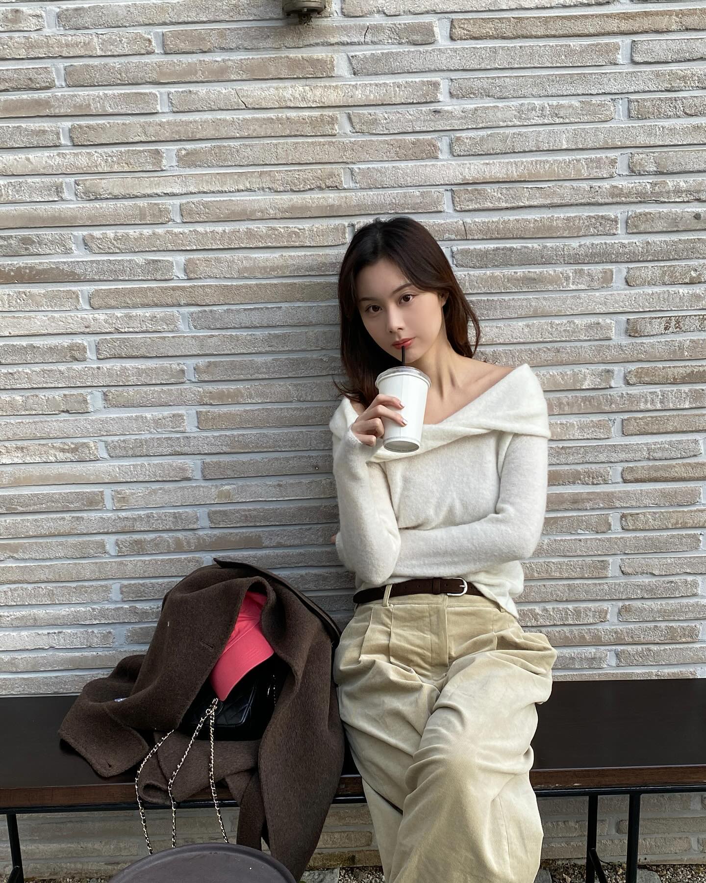 L&yacute; do phụ nữ ở mọi độ tuổi n&ecirc;n mặc đồ s&aacute;ng m&agrave;u thường xuy&ecirc;n hơn- Ảnh 3.