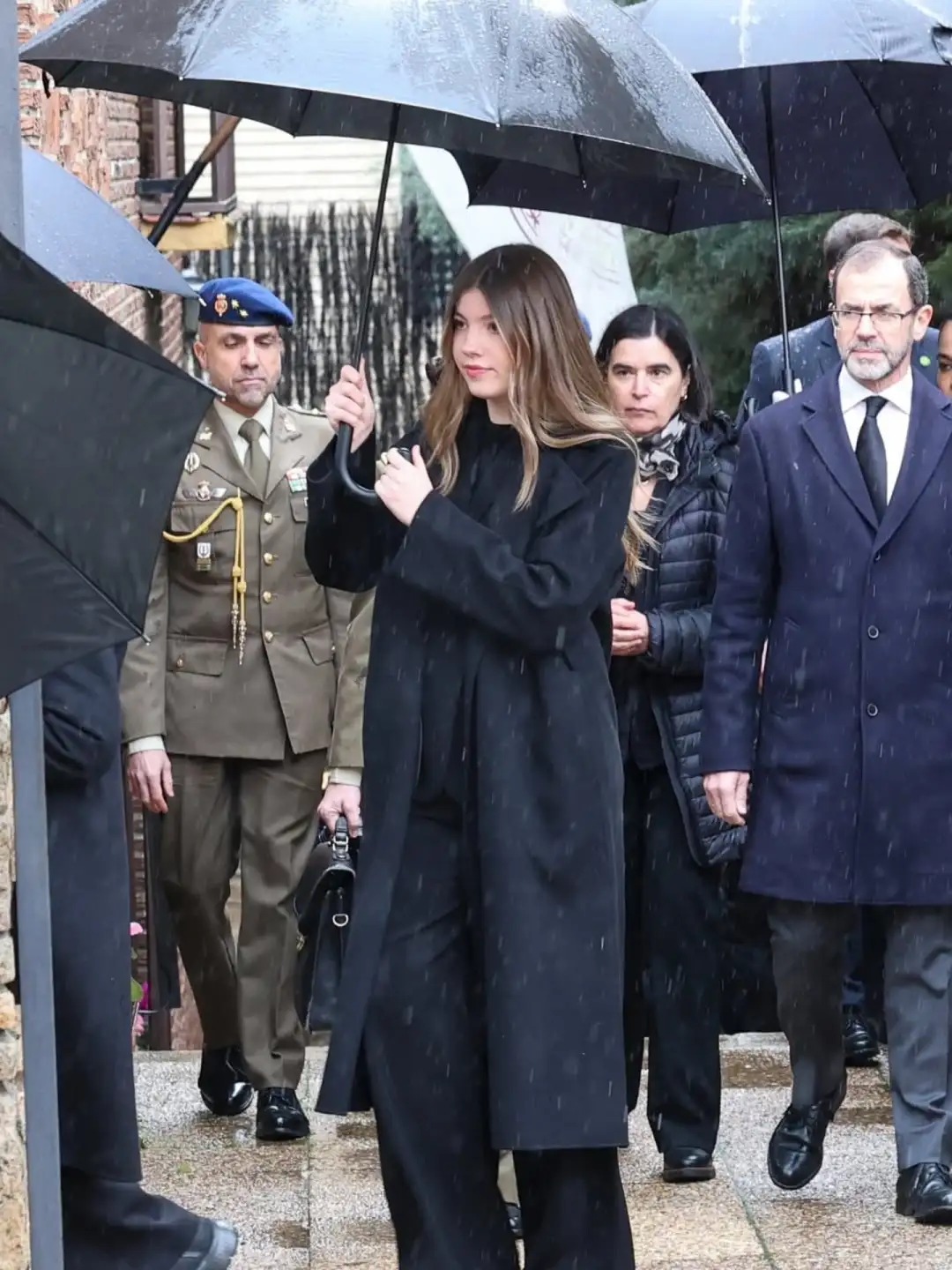 Hai n&agrave;ng c&ocirc;ng ch&uacute;a T&acirc;y Ban Nha g&acirc;y x&uacute;c động khi l&agrave;m 