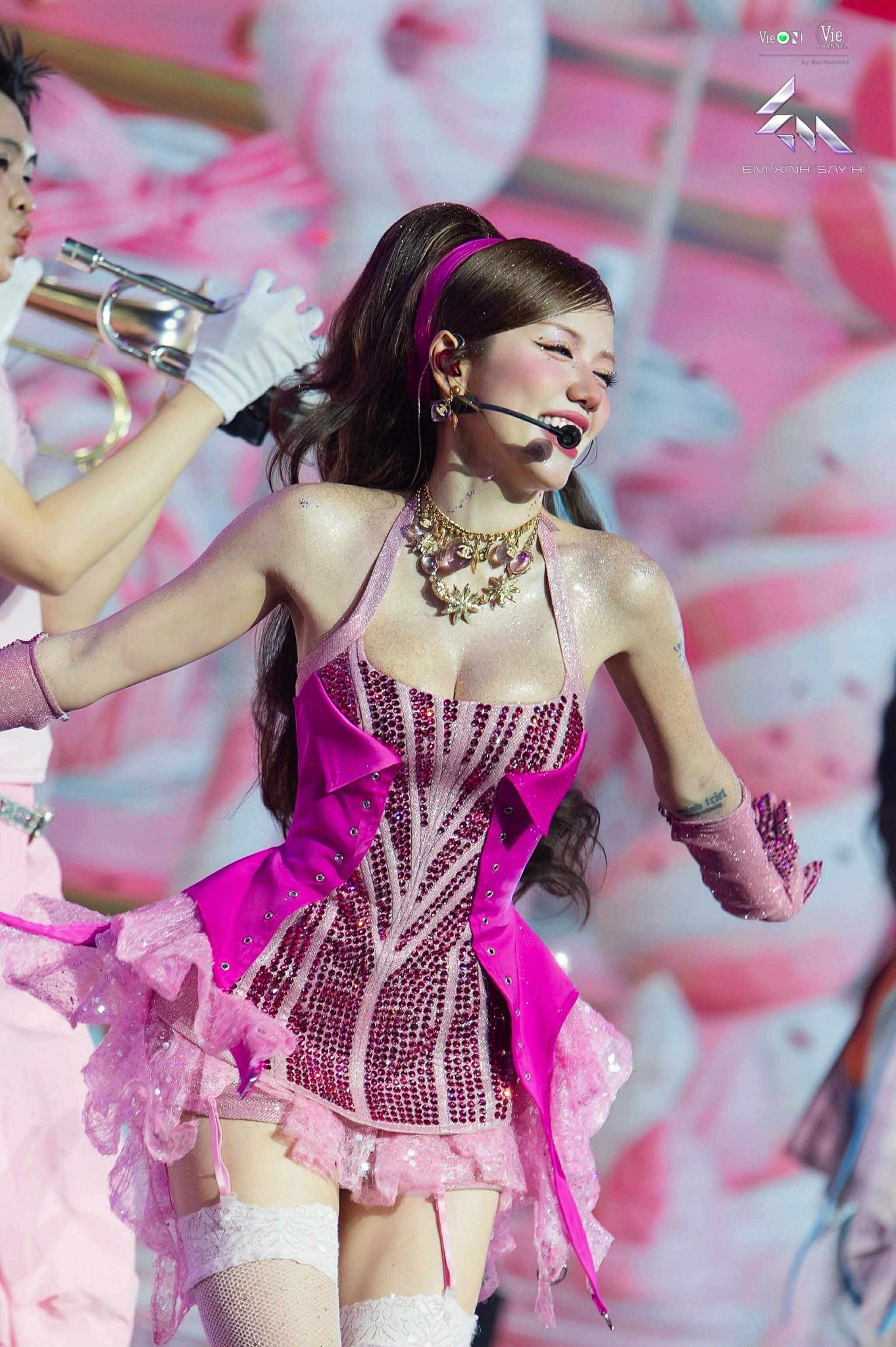 "Vợ quốc d&acirc;n" Vbiz c&oacute; b&agrave;i h&aacute;t xứng đ&aacute;ng được biết nhiều hơn: Nghe vui vẻ cả ng&agrave;y, cả chục ng&agrave;n người hưởng ứng- Ảnh 2.