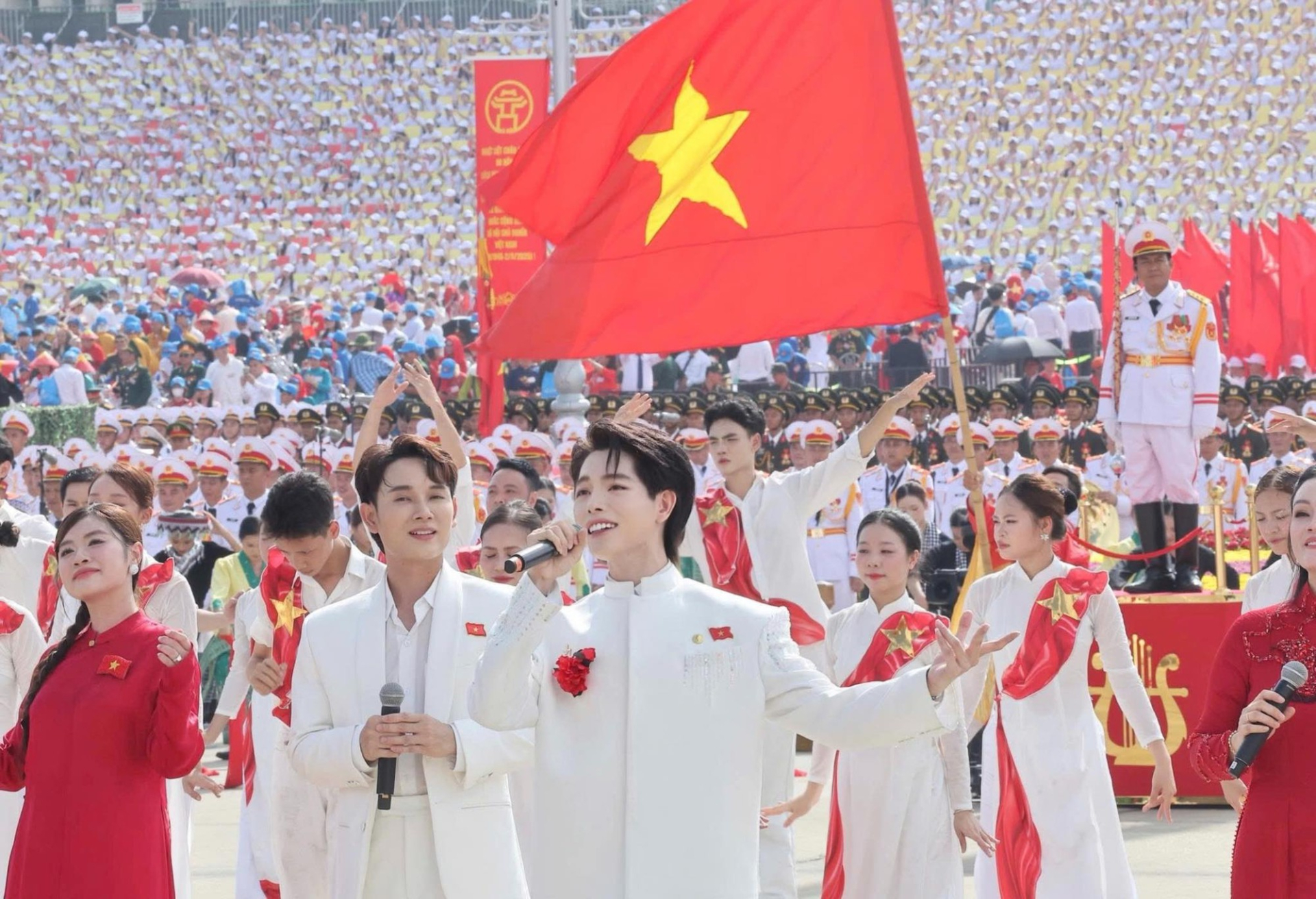 Nam ca sĩ Việt l&agrave; Qu&aacute;n qu&acirc;n quốc tế: Được Thủ tướng khen ngợi, li&ecirc;n tục tham dự sự kiện Ch&iacute;nh phủ- Ảnh 6.