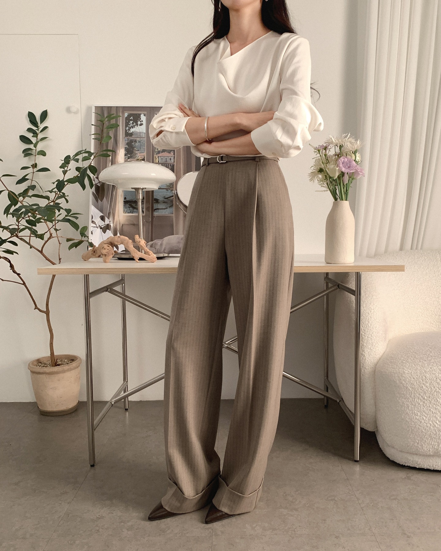 5 xu hướng quần c&ocirc;ng sở của năm 2026: Gi&uacute;p style đi l&agrave;m trẻ hẳn ra, vẫn đảm bảo độ chuy&ecirc;n nghiệp- Ảnh 8.