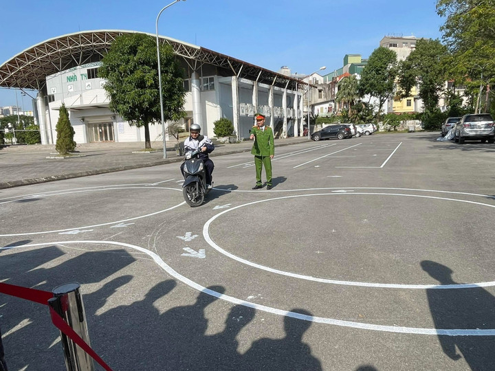 Bộ C&ocirc;ng an bỏ một b&agrave;i thi h&igrave;nh khi s&aacute;t hạch bằng l&aacute;i xe m&aacute;y- Ảnh 1.