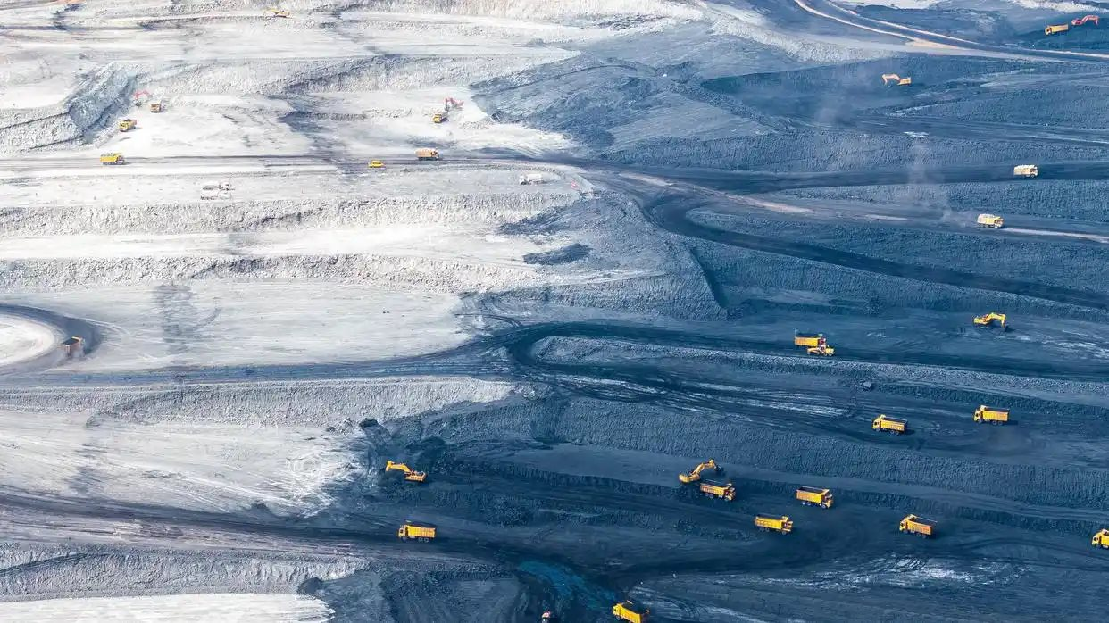 Ph&aacute;t hiện 147 xe tải Trung Quốc kh&ocirc;ng người l&aacute;i b&iacute; mật khai th&aacute;c kho b&aacute;u lộ thi&ecirc;n lớn c&oacute; diện t&iacute;ch 102,75 km2, được đầu tư hơn 712 tỷ đồng- Ảnh 1.