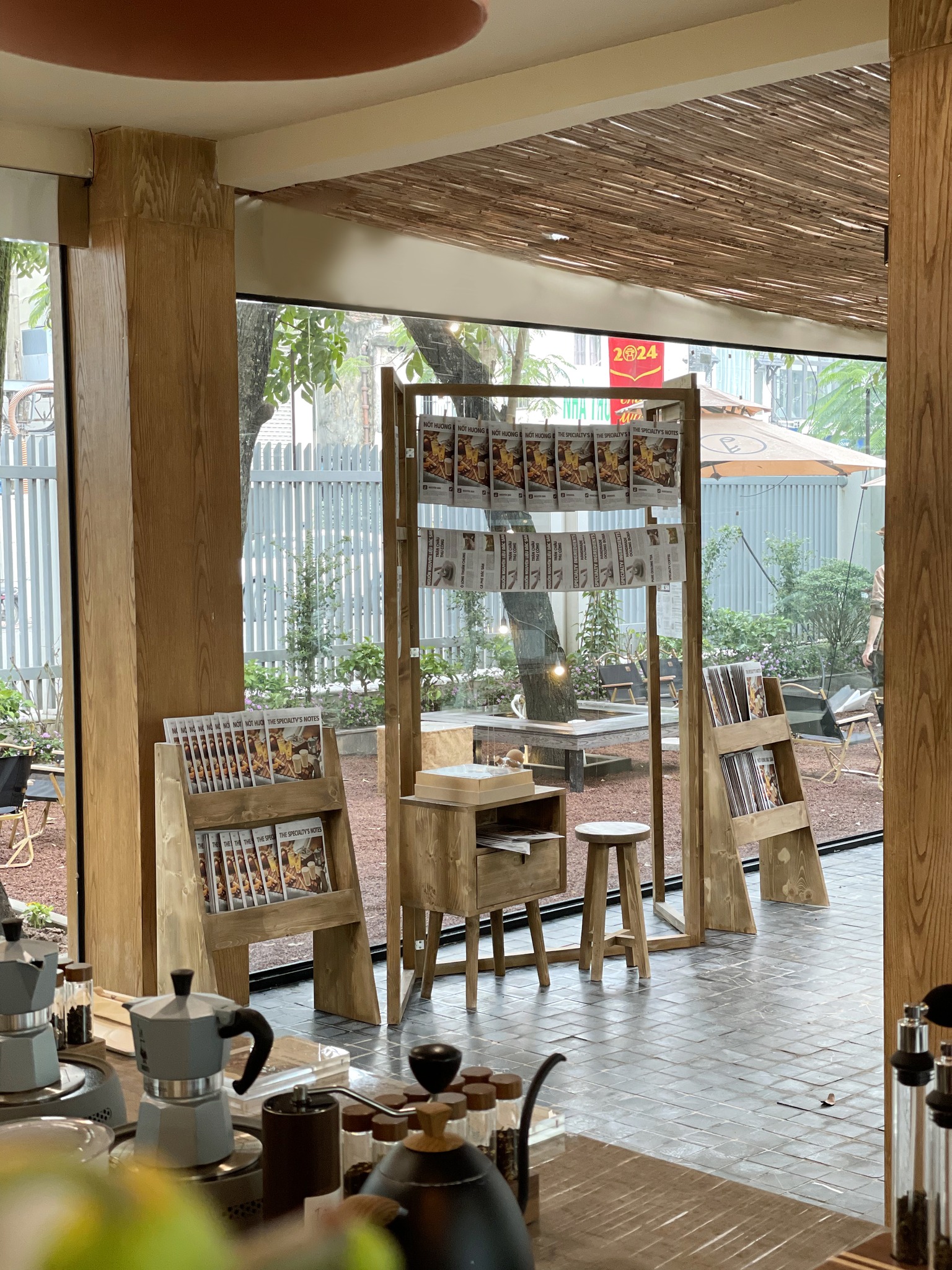 3 qu&aacute;n c&agrave; ph&ecirc; nằm gọn trong khu&ocirc;n vi&ecirc;n Bảo t&agrave;ng Hồ Ch&iacute; Minh, giới trẻ Thủ đ&ocirc; thi nhau truyền tai- Ảnh 5.