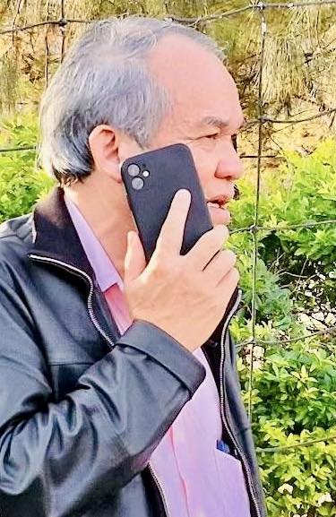 Thưởng n&oacute;ng tiền tỷ cho cầu thủ nhưng bầu Đức đang d&ugrave;ng iPhone "đồ cổ" gi&aacute; v&agrave;i triệu- Ảnh 2.