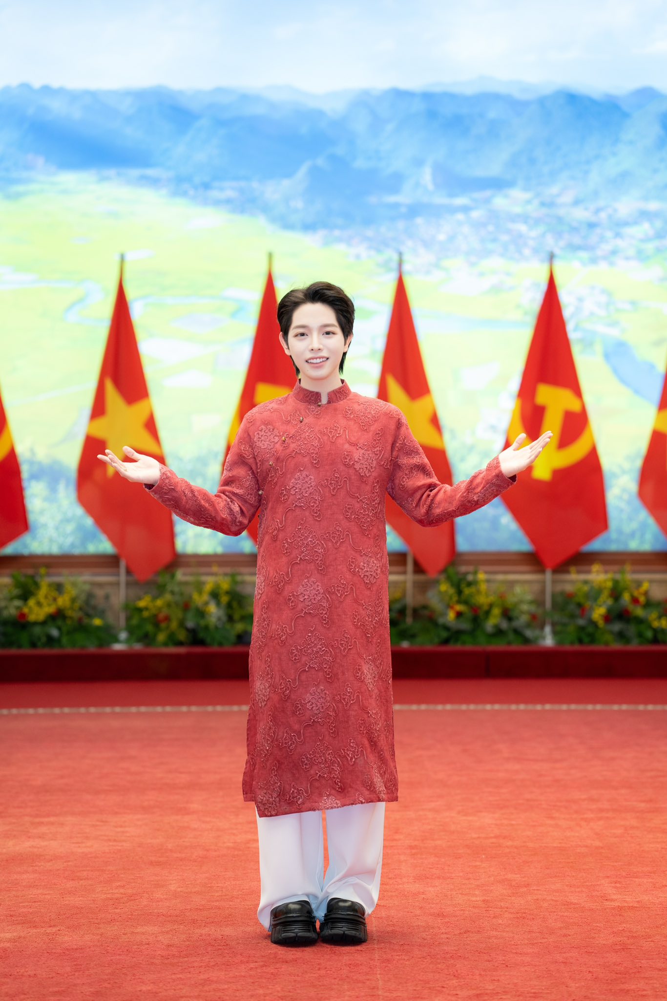 Nam ca sĩ Việt l&agrave; Qu&aacute;n qu&acirc;n quốc tế: Được Thủ tướng khen ngợi, li&ecirc;n tục tham dự sự kiện Ch&iacute;nh phủ- Ảnh 2.