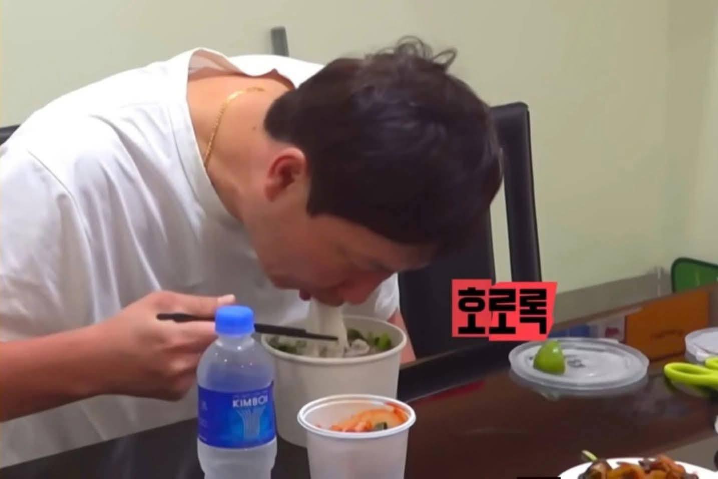 HLV Kim Sang-sik ăn s&aacute;ng với Phở k&egrave;m kim chi- Ảnh 1.