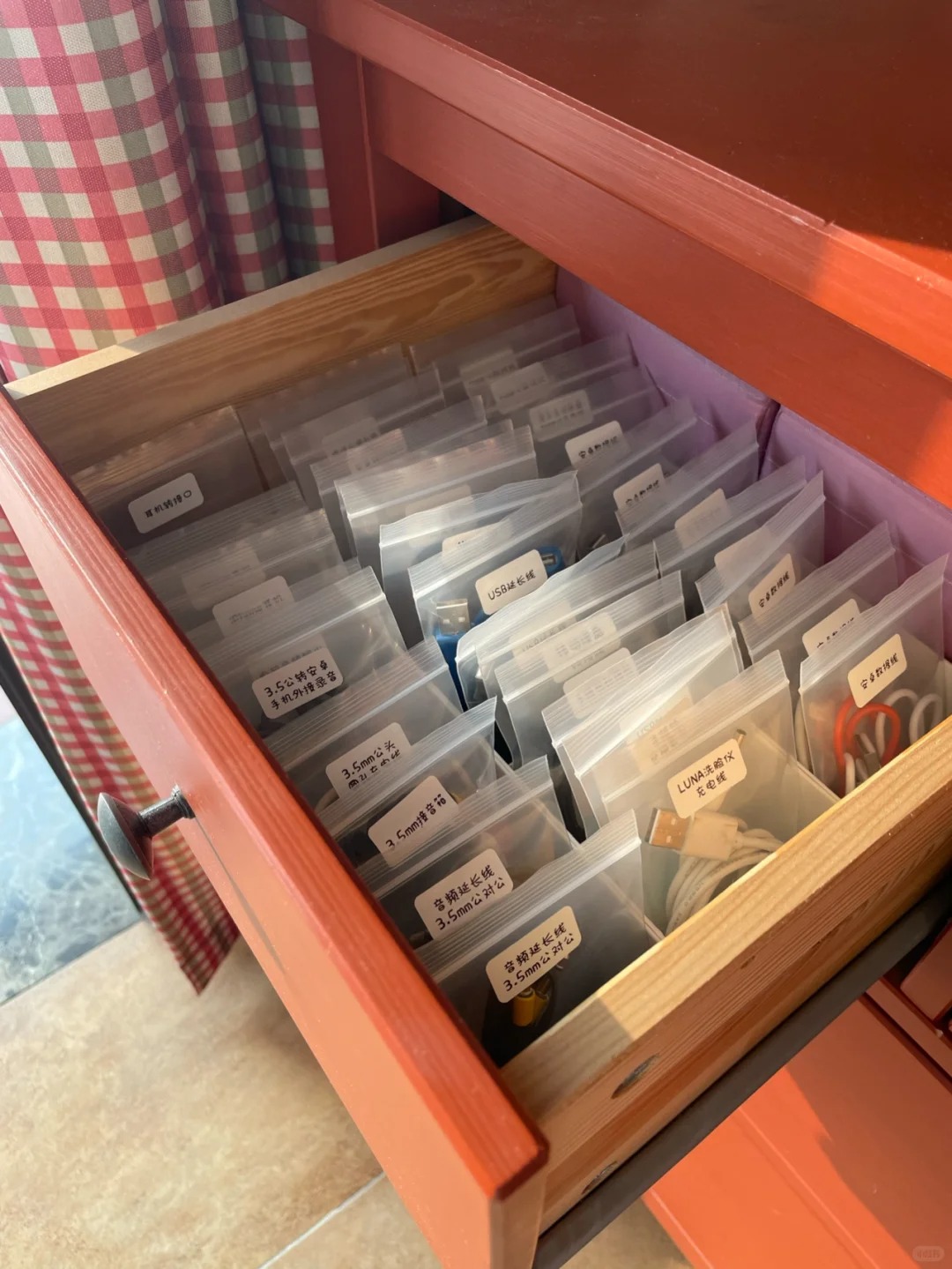 Nh&igrave;n mẹ chồng mua sắm, t&ocirc;i nhận ra: M&igrave;nh đ&atilde; đốt tiền cho h&agrave;ng loạt m&oacute;n tr&ocirc;ng th&igrave; 