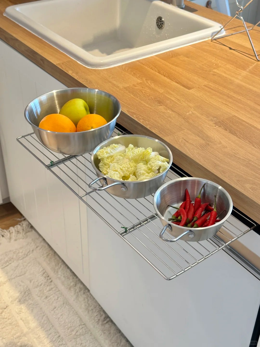 Tủ s&acirc;u, g&oacute;c chết, khe hẹp: Tất cả đều được &ldquo;hồi sinh&rdquo; chỉ nhờ ray trượt- Ảnh 7.