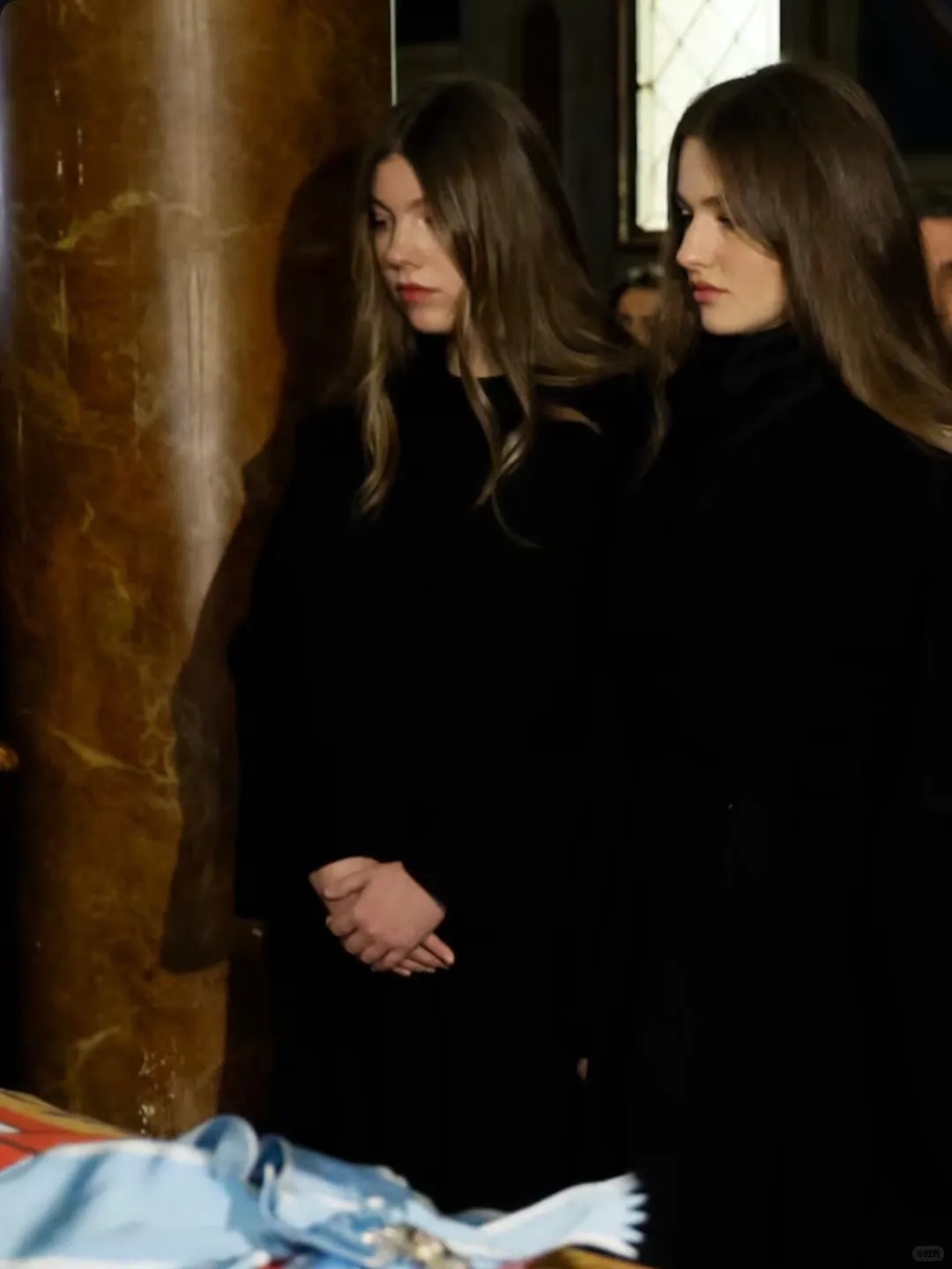 Hai n&agrave;ng c&ocirc;ng ch&uacute;a T&acirc;y Ban Nha g&acirc;y x&uacute;c động khi l&agrave;m 