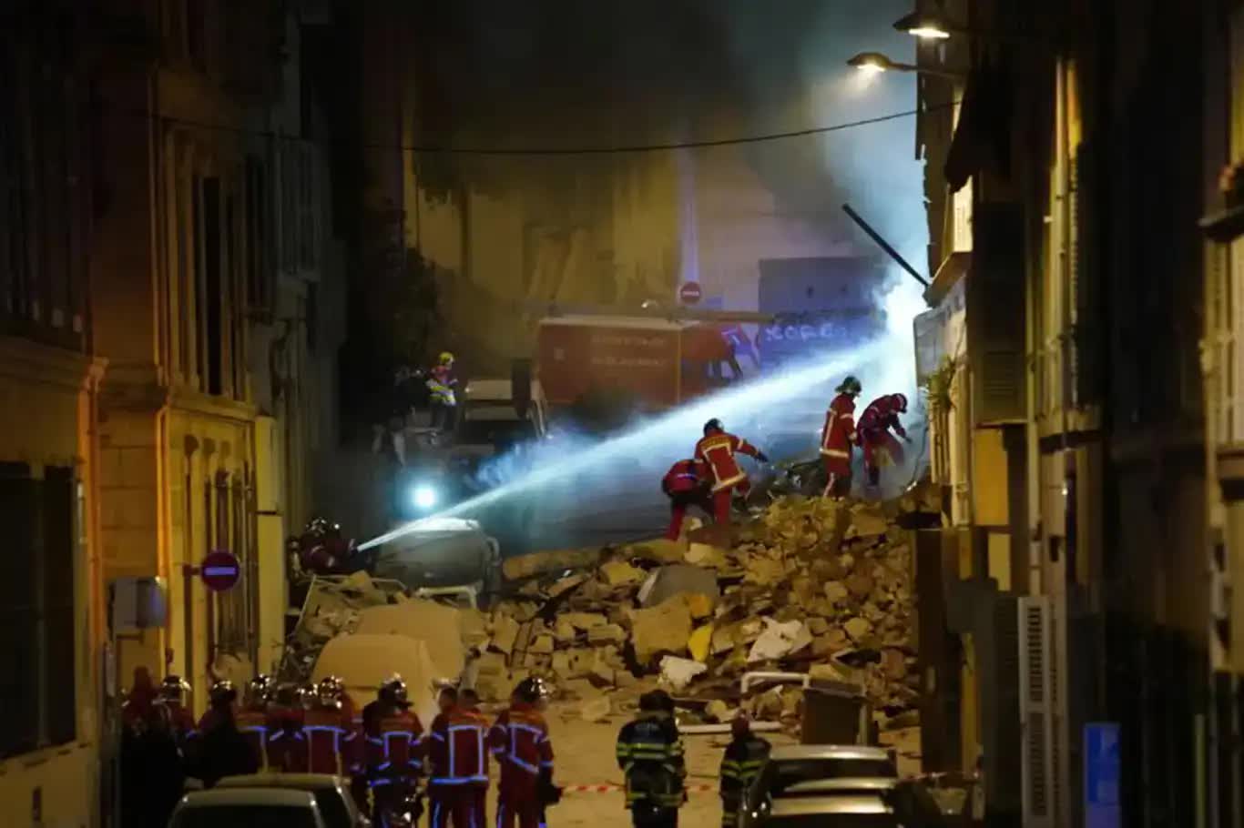 Đang h&aacute;t mừng sinh nhật th&igrave; s&agrave;n nh&agrave; sập, 30 người rơi xuống đống đổ n&aacute;t- Ảnh 2.