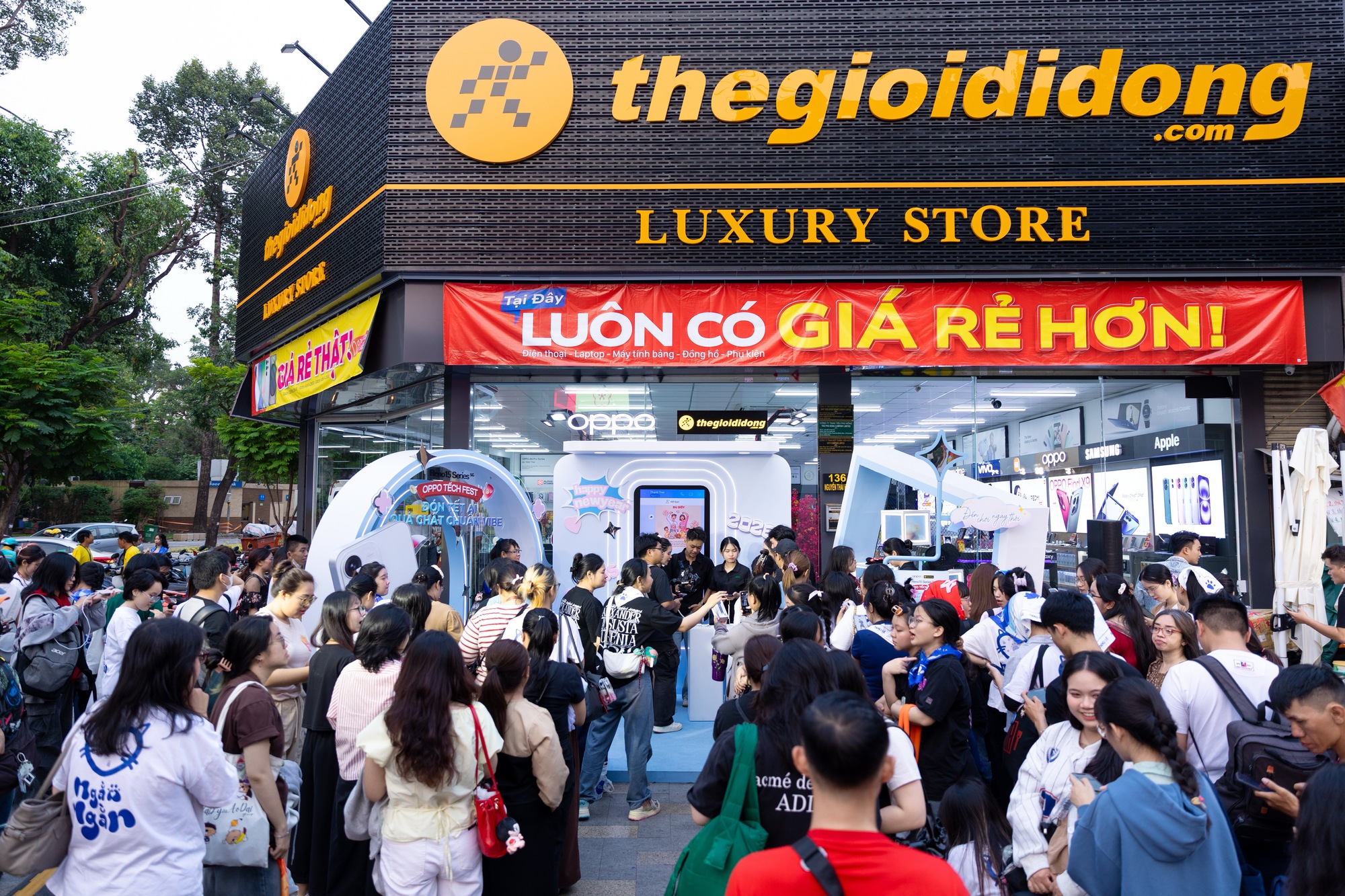 OPPO Reno15 Series c&ugrave;ng Neko L&ecirc; khuấy động Tếch Bus, kết nối với fan qua loạt khoảnh khắc ấn tượng giữa trung t&acirc;m TP.HCM- Ảnh 2.