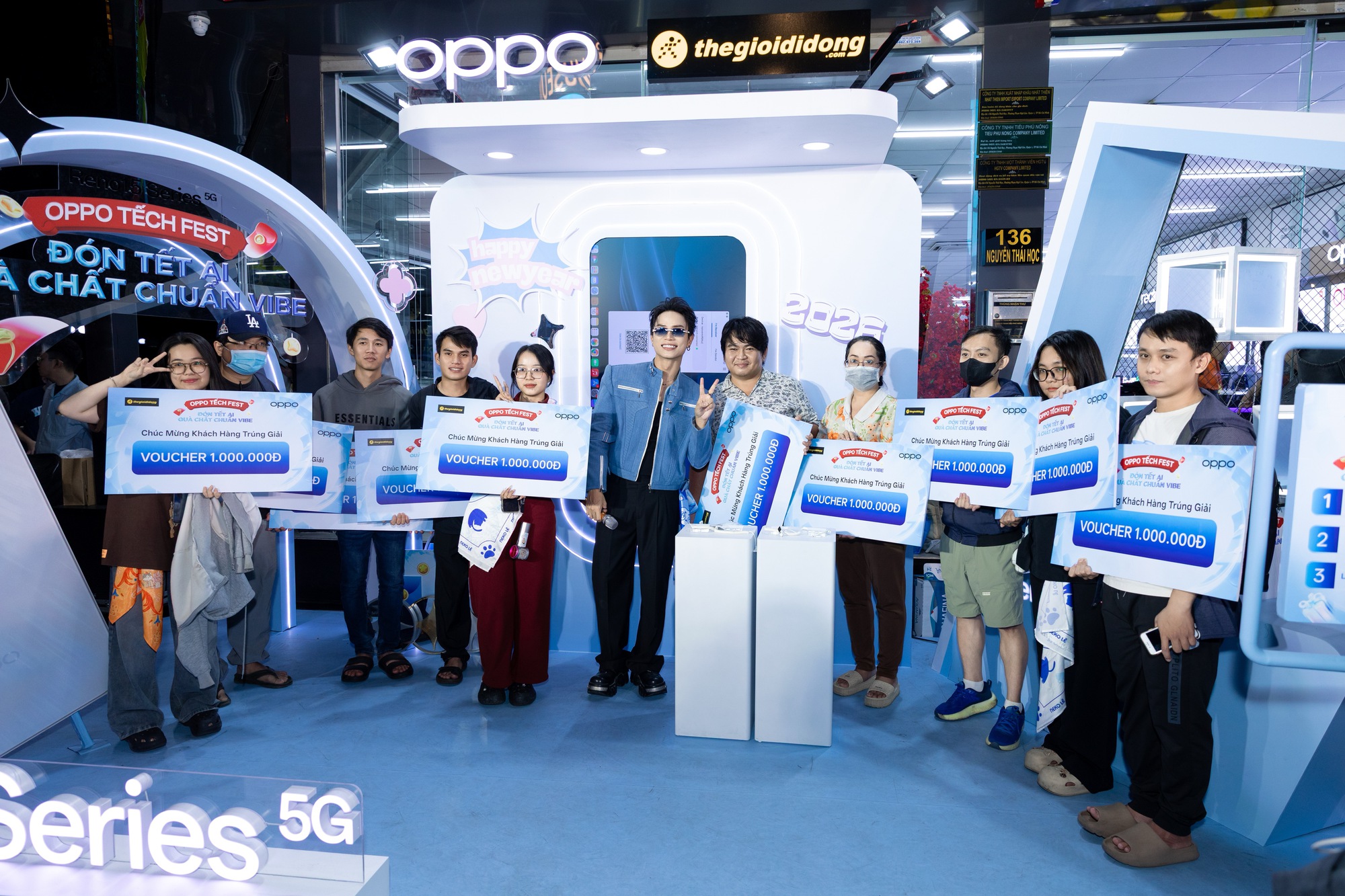 OPPO Reno15 Series c&ugrave;ng Neko L&ecirc; khuấy động Tếch Bus, kết nối với fan qua loạt khoảnh khắc ấn tượng giữa trung t&acirc;m TP.HCM- Ảnh 5.