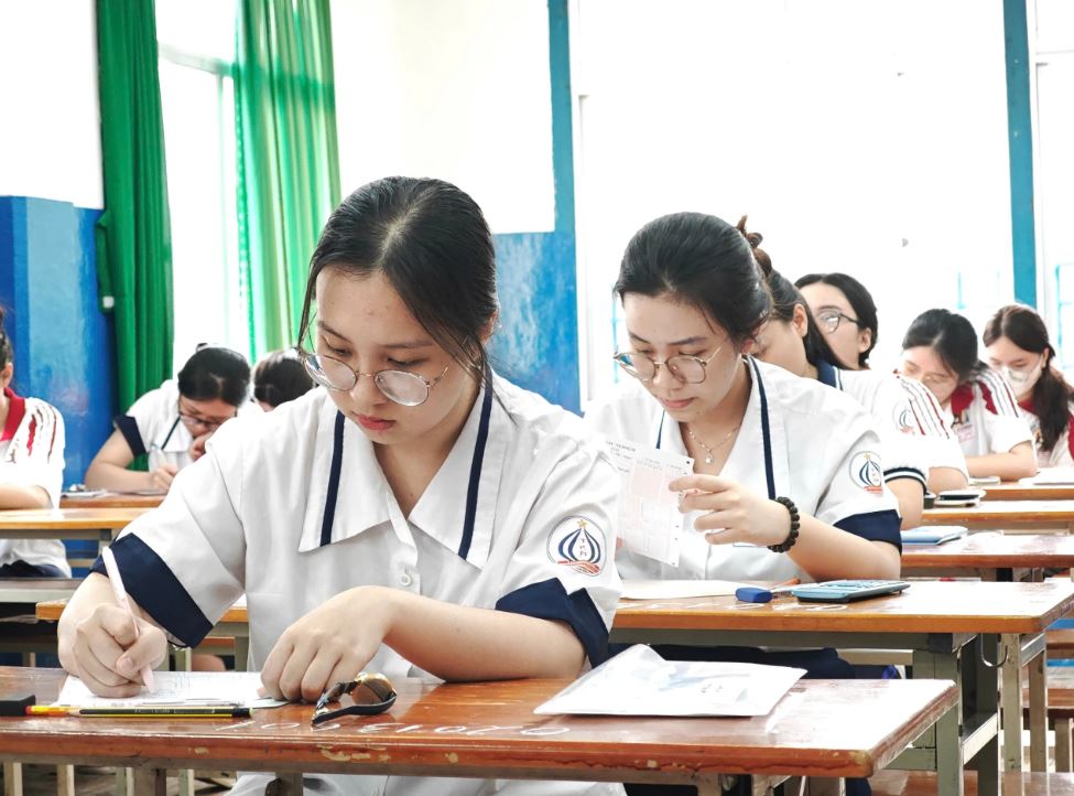 Phụ huynh H&agrave; Nội n&oacute;i thẳng: "Phổ cập tiếng Anh phải từ trường c&ocirc;ng; chạy theo IELTS chỉ biến n&oacute; th&agrave;nh ng&ocirc;n ngữ của giới nh&agrave; gi&agrave;u"- Ảnh 1.