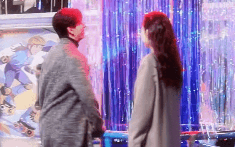 Bắt gặp cặp đ&ocirc;i ng&ocirc;n t&igrave;nh v&ocirc; tư th&acirc;n mật giữa chốn đ&ocirc;ng người: Nh&agrave; g&aacute;i đẹp ph&aacute;t s&aacute;ng, nh&agrave; trai l&agrave; đệ nhất tổng t&agrave;i