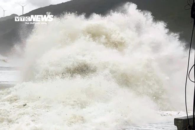 B&atilde;o Nokaen đổi hướng trong 24 giờ tới, ảnh hưởng ra sao tới đất liền Việt Nam?- Ảnh 1.