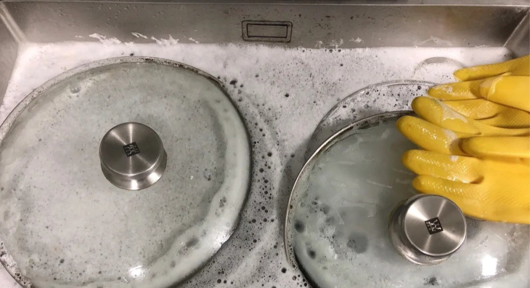 Chiếc nồi 20 năm vẫn s&aacute;ng như mới: Kỹ thuật l&agrave;m sạch của mẹ khiến t&ocirc;i kh&ocirc;ng thốt n&ecirc;n lời- Ảnh 3.