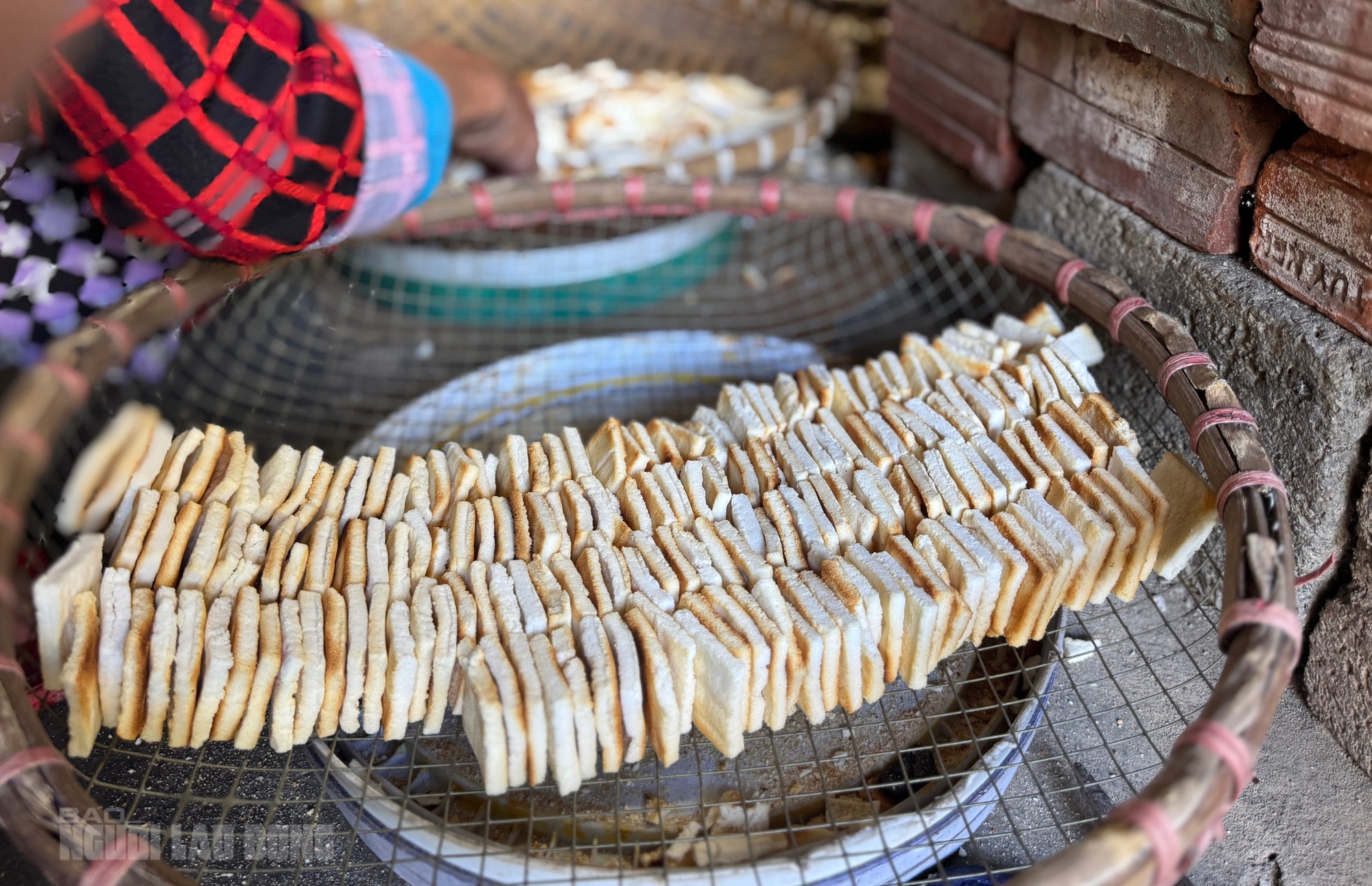 Người phụ nữ 66 tuổi giữ lửa b&aacute;nh kh&ocirc; m&egrave; Quan Ch&acirc;u- Ảnh 4.