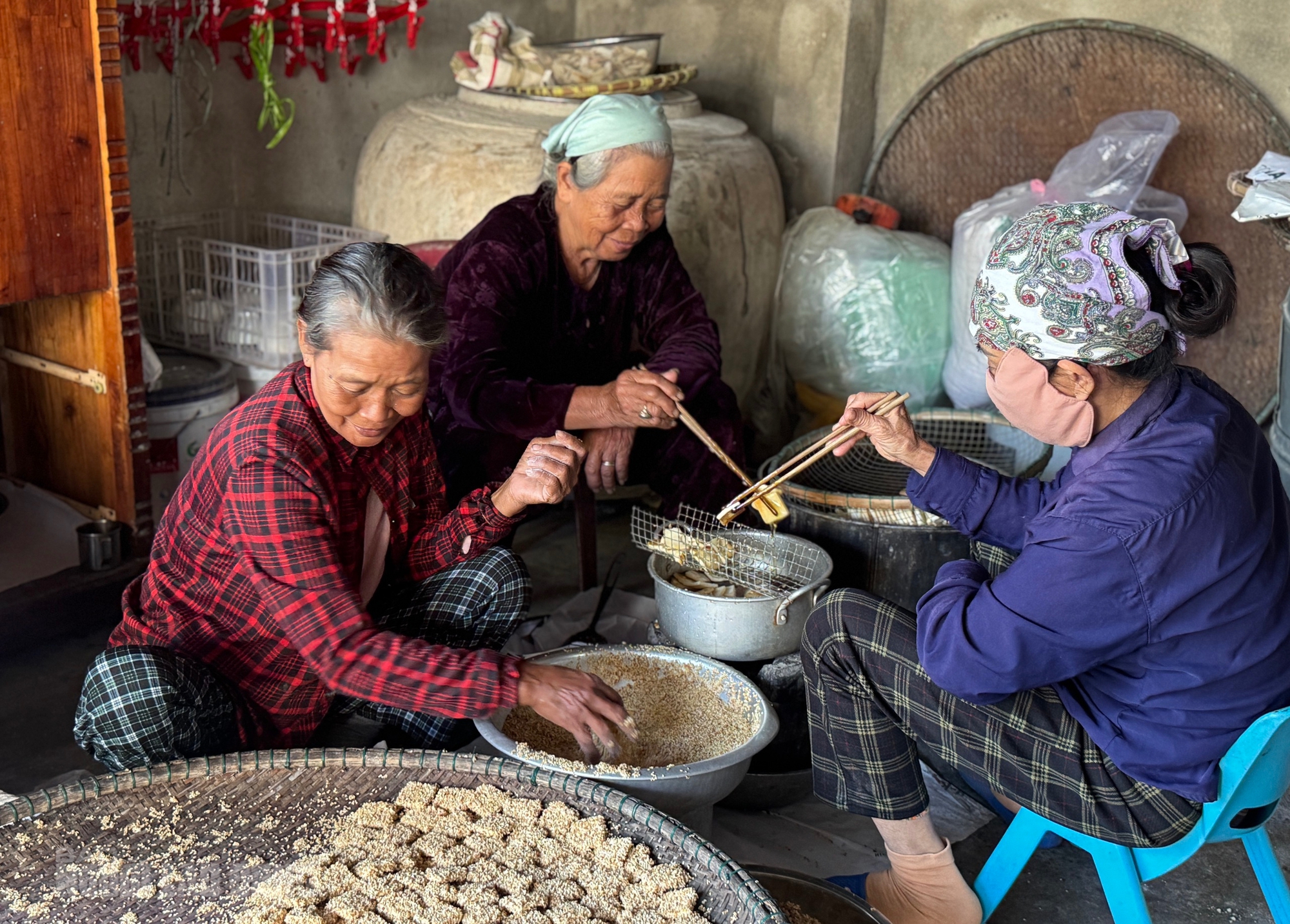 Người phụ nữ 66 tuổi giữ lửa b&aacute;nh kh&ocirc; m&egrave; Quan Ch&acirc;u- Ảnh 5.