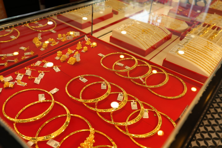 Gi&aacute; v&agrave;ng h&ocirc;m nay 19/1: Nh&agrave; đầu tư chốt lời, v&agrave;ng chững lại- Ảnh 1.